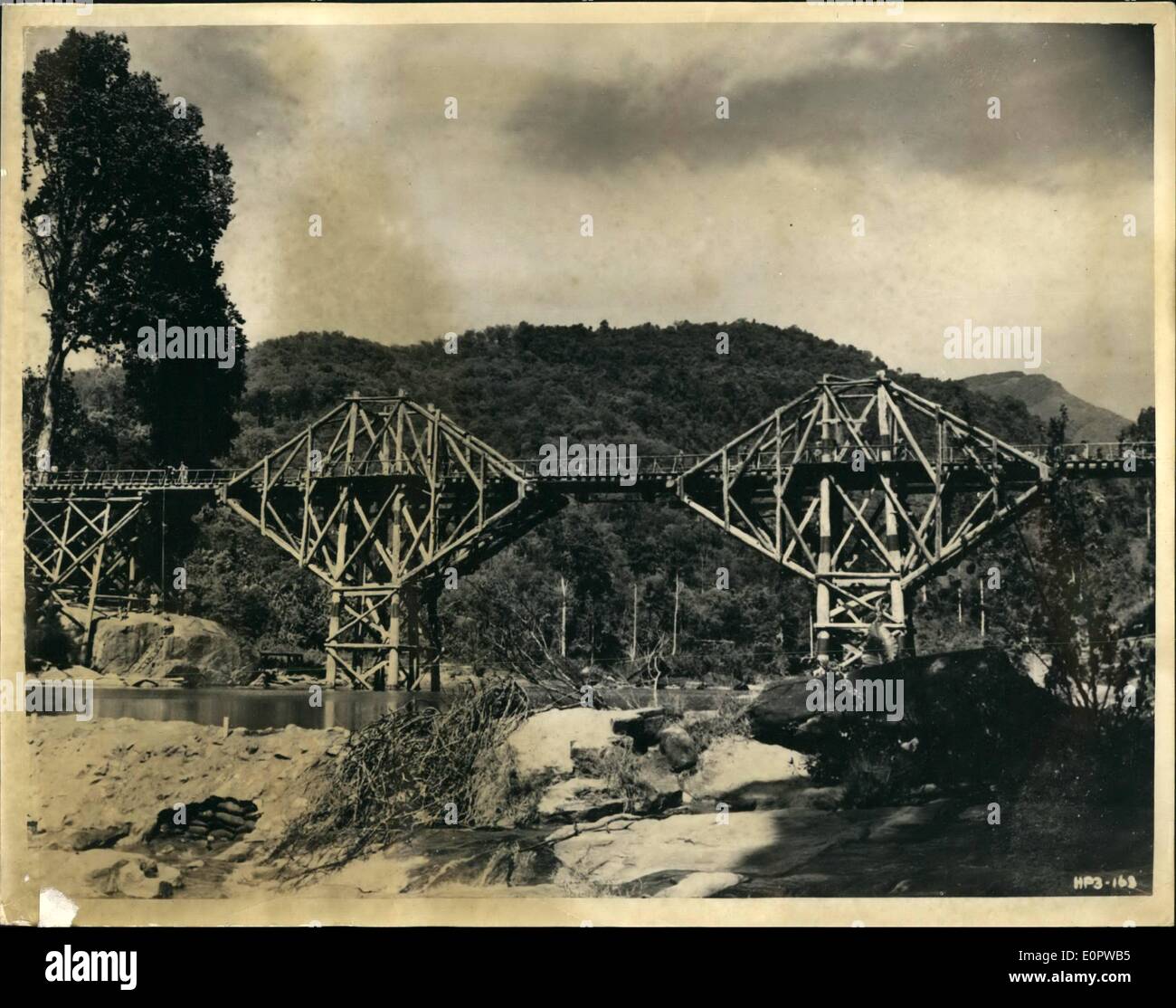 3. März 1957 - größte einzelne Film-SET je gebauten - UP AS Höhepunkt "die Brücke am RIVER KWAI'' geblasen... Eine gigantische Stahl und Beton Struktur - einer 80.000 Pfund-Brücke - die größten Single jemals gebauten - Filmset war heute gesprengt - für den Höhepunkt des neuen Columbia film "die Brücke am Kwai'' - in seiner Umgebung in Kitulgala, Ceylon... Die Hauptrollen, Jack Hawkins und Alec Guinness. Keystone-Fotoshows: - das gigantische 80.000 Pfund aus Stahl und Beton Brücke - bevor es in die Luft gesprengt für den Film Höhepunkt ging. Stockfoto
