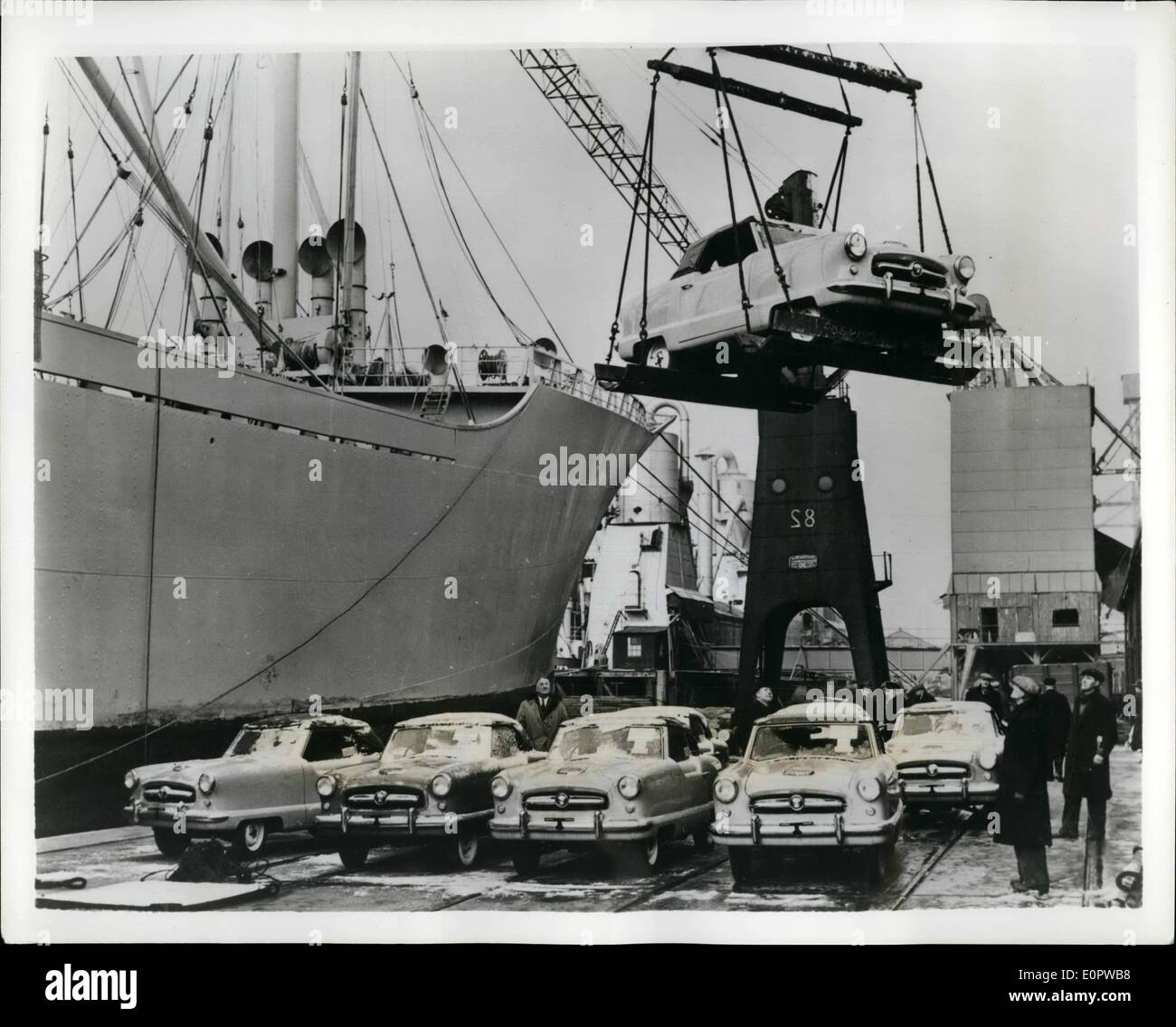3. März 1957 - British-Built amerikanischen Autos beginnen zu fließen: Das erste britische gebaut Auto entwickelt, insbesondere für Amerika das geb. Nash '' Metropolitan'' Powered mit einem Austin A 40 ist, den Motor, das Lob auf der ganzen Welt für seine Wirtschaft, Leistung, Zuverlässigkeit abs langes Leben, das neue Licht Auto gewonnen hat in Birmingham von der Austin Motor Company Ltd. und Fisher und Ludlow Ltd. hergestellt wird Das Metropolitan kommt in zwei Modellen, das Hardtop auf 445 und das Cabrio, bei 469 (FOB Hafen der Einreise). Es wiegt rund 1.800 lbs und 40 Meilen auf der Gallonen Stockfoto