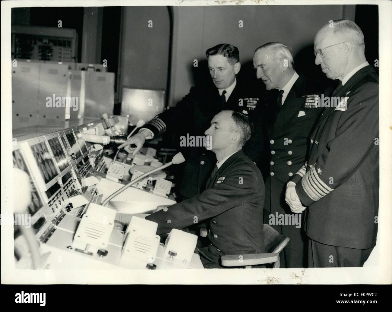 3. März 1957 - '' Seeschlachten '' im Klassenzimmer. Einzigartige taktische Lehrer an Woolwich.: The Action Geschwindigkeit Taotical Lehrer durch die "Sea Battle kann durchgeführt werden, von Kabinen im Klassenzimmer - wurde in der königlichen Marine taktische Schule Woolwich heute eröffnet. Die Lehrer Kosten zwischen £250.000 und 300.000 £ Foto zeigt Chief Engineer Handwerker E.V. Davis am Bedienpult, während seines Handelns durch Capt H.R. Law erklärt werden. Direktor der Schule (links), um Sir William Davis, Vice Chief of Naval Air Staff - Arm rechts ein Admiral Walter Boone, US-Center Stockfoto