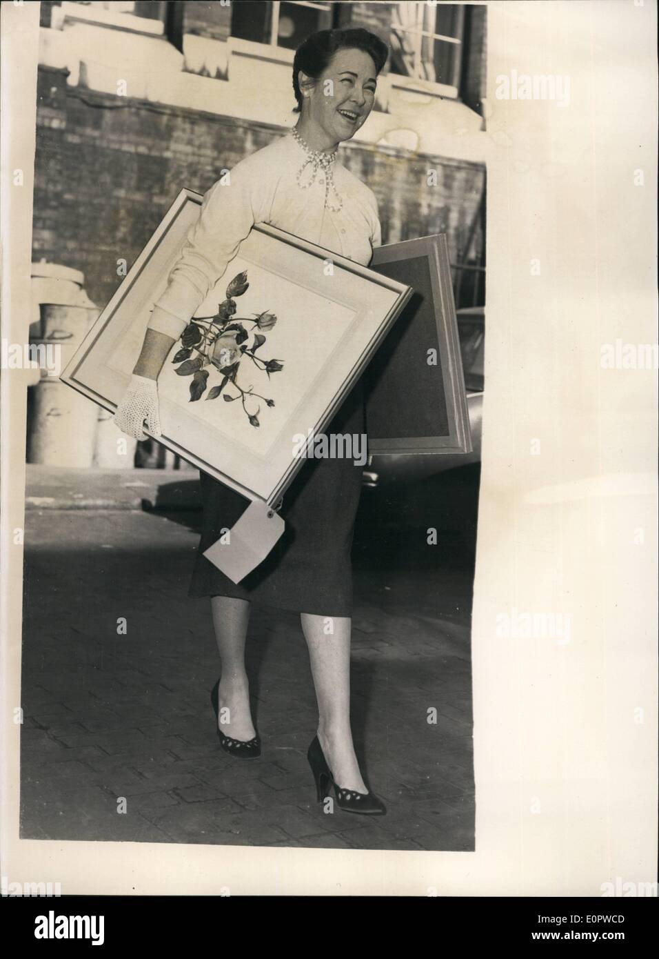 3. März 1957 - senden an Tag für die Royal Academy Wasser Farbe Ausstellung: Foto zeigt Frau Jeanne Holgate, West Kensington, kommt im Burlington House heute Morgen mit ihrer Malerei '' The Queen Elizabeth Rose " Stockfoto