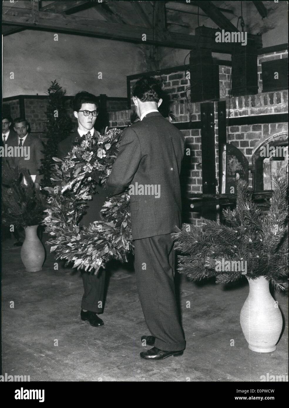 3. März 1957 - Speicher-Feier am ehemaligen Krematorium Dachau: am Ende der Woche für christlich-jüdische Bruder heißen die Jugend München und Dachau eine Speicher-Stunde heute im Krematorium des ehemaligen KZ statt. Das Foto zeigt. Die Niederlegung des Kranzes am Krematorium Herd in Dachau während der Feier. Stockfoto