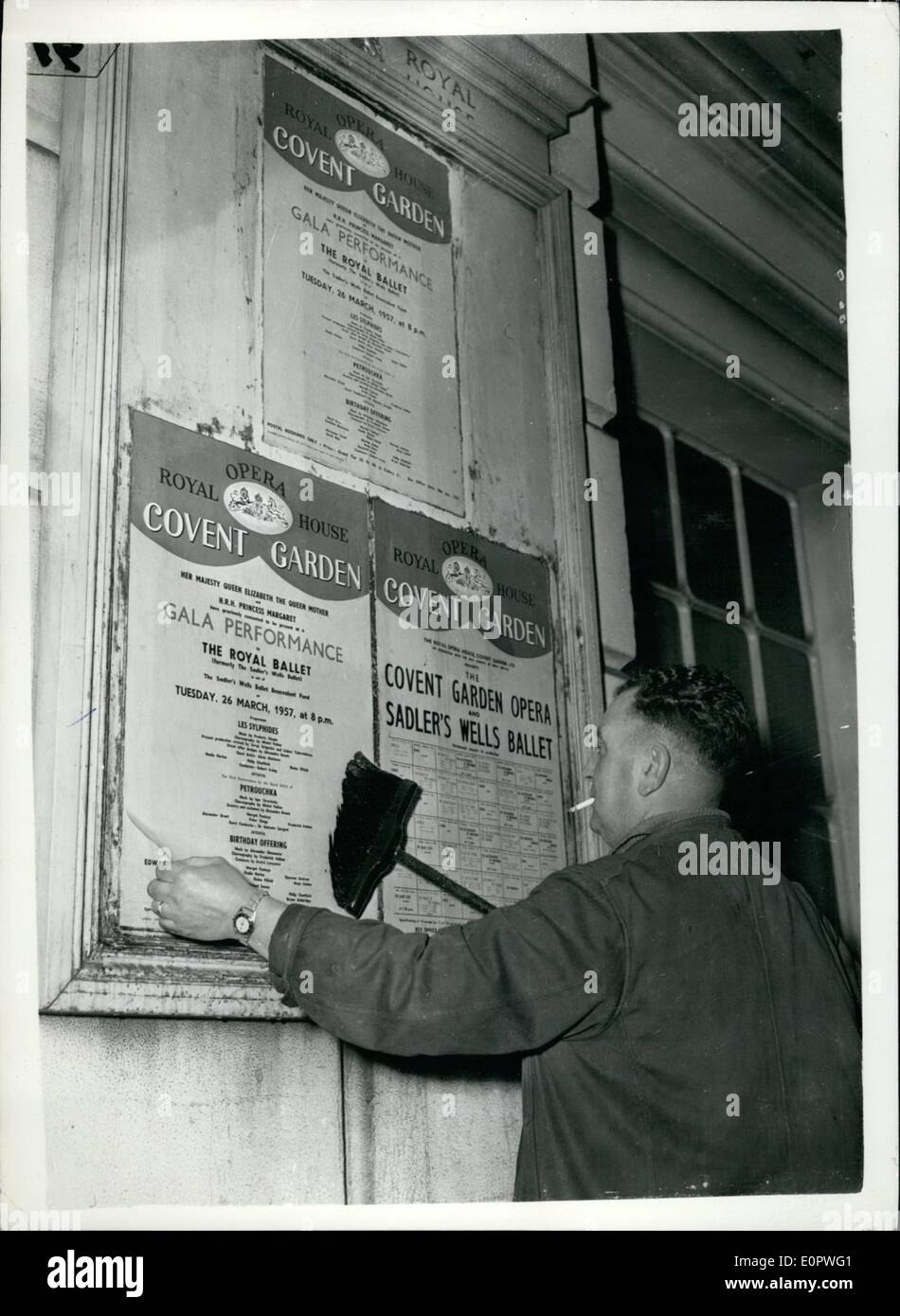 1. Januar 1957 - wird Sadler es Wells Ballet Company '' Royal''. Die berühmten Sadler Wells Ballet Company erteilt wurde eine Charta von HM The Queen und wird damit die '' Royal Ballet''... Die Firma Plakate wurden durch die neue Formulierung in Covent Garden ersetzt. Keystone-Fotoshows: - das neue Plakat zeigt '' Royal Ballet'' platziert neben des alten Sadler Wells Poster in Covent Garden. Stockfoto