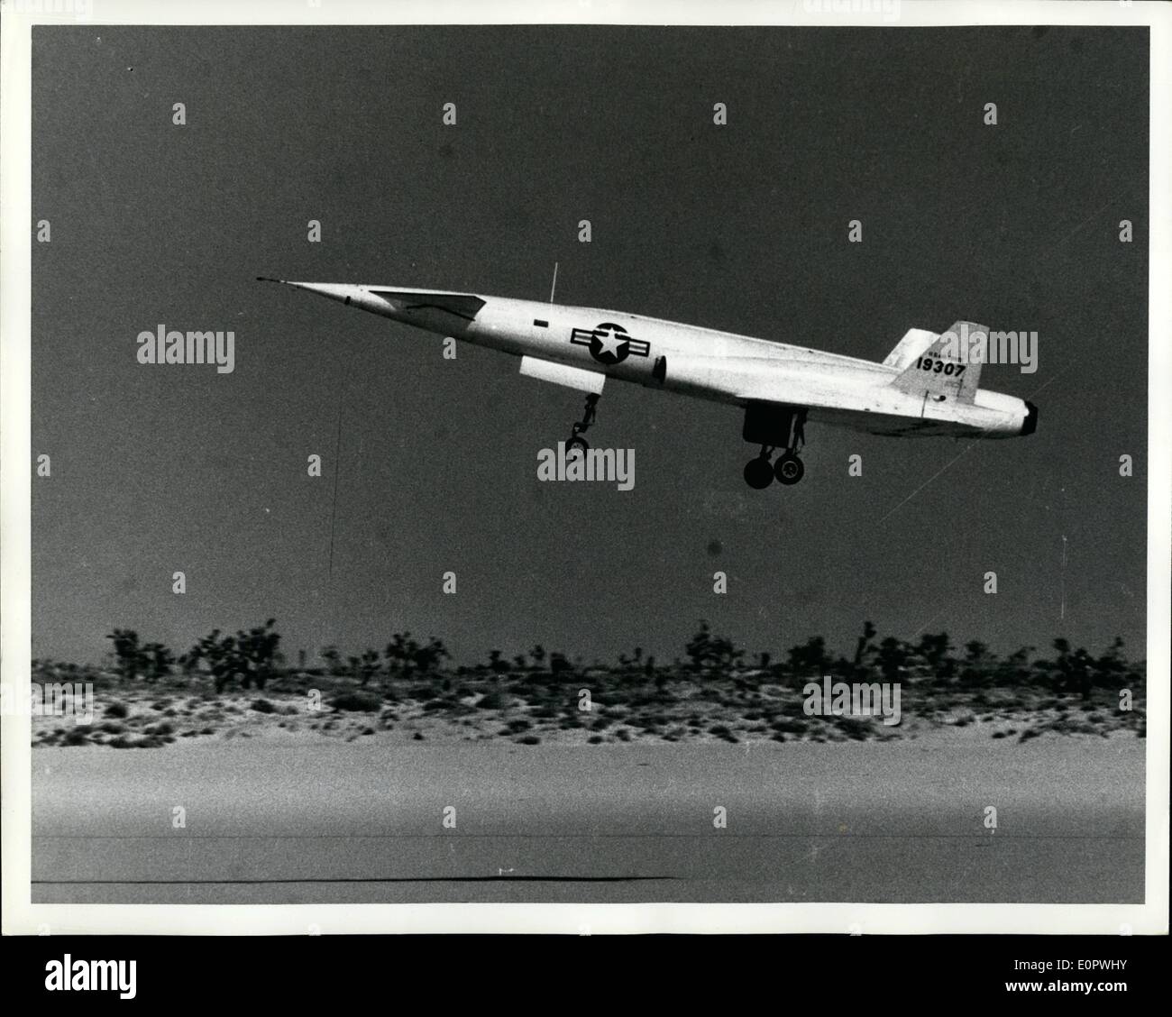 1. Januar 1957 - erste Fotos von der x-10, North American Aviation unbemannte Testfahrzeug für die Air Force SM-64 Navaho interkontinentalen strategischen Lenkflugkörper Waffe System-Programm erschienen. Flugerprobung der der x-10 wurde an der uns Air Force Missile Test Center, Florida abgeschlossen. Der x-10 wurde durch der Firma Missile Development Division als Teil des Gesamtprogramms Navaho, mit dem Ziel der Nachweis und die Rakete aerodynamisches Design, sowie dessen Führung und Steuerung mit hoher Überschallgeschwindigkeit in einer Reihe von Tests erfolgreich geflogen. Stockfoto