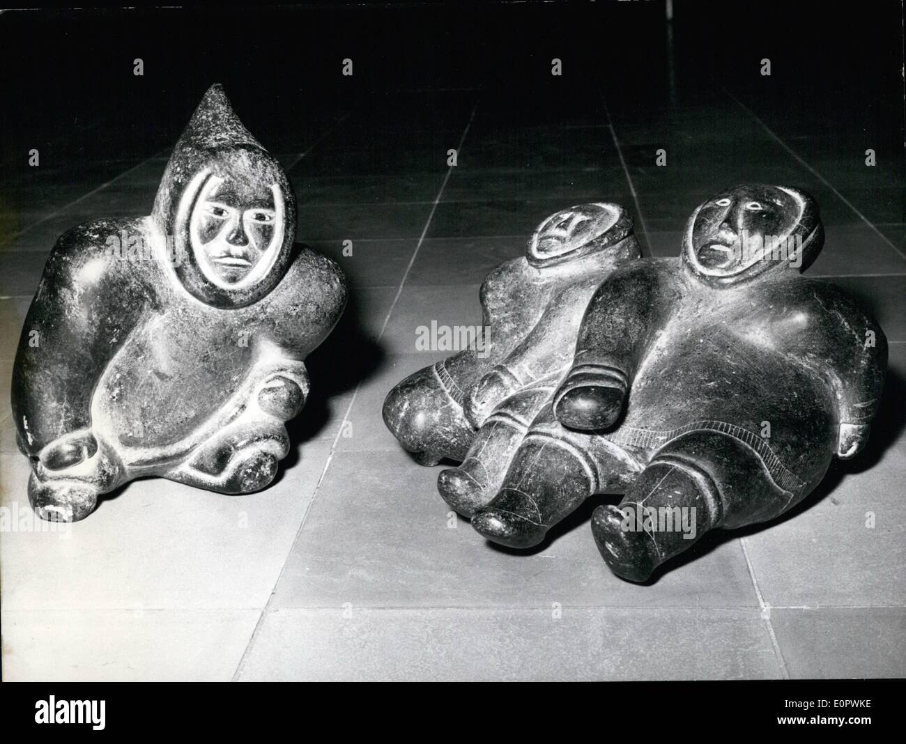 3. März 1957 - eröffnete Ausstellung der kanadische Eskimo-Kunst in Dortmund / Deutschland vor kurzem. Die kleinen Skulpturen bestehen meist aus Walknochen oder Speckstein. Stockfoto