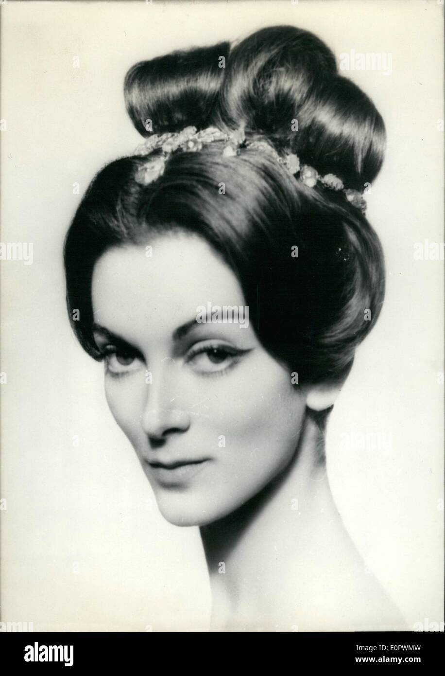 3. März 1957 - besuchen für die Royal... Carita Alexandre, der berühmten Paris-Friseur, hat eine spezielle Haare tun für seine Dame-Kunden entwickelt, die der Königin vorgestellt werden. Das Foto zeigt eine Schaufensterpuppe, die Haare tun, entworfen von Carita Alexandre Modellierung. Stockfoto