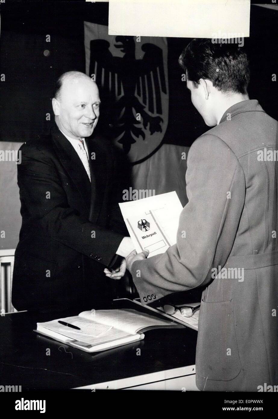 21. Januar 1957 - Inspektion für Armee.: als überall in Westdeutschland auch in Düsseldorf heute (21.01.1957) die Inspektion der Männer ab Alter von 20 Jahren für die deutsche Wehrmacht begonnen. Das Foto zeigt dieser Soldat der Zukunft bekommen seine Armee-Pass vom Präsidenten der Inspektionskommission, Oberstlt. Freiburg. Stockfoto