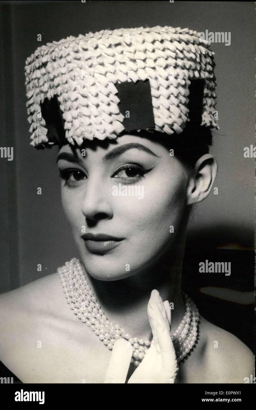 22. Januar 1957 - Frühling und Sommer Mode: Foto zeigt '' XX Jahrhundert '' ist der Name dieser smart Haube alle getrimmt mit wenig Stockfoto