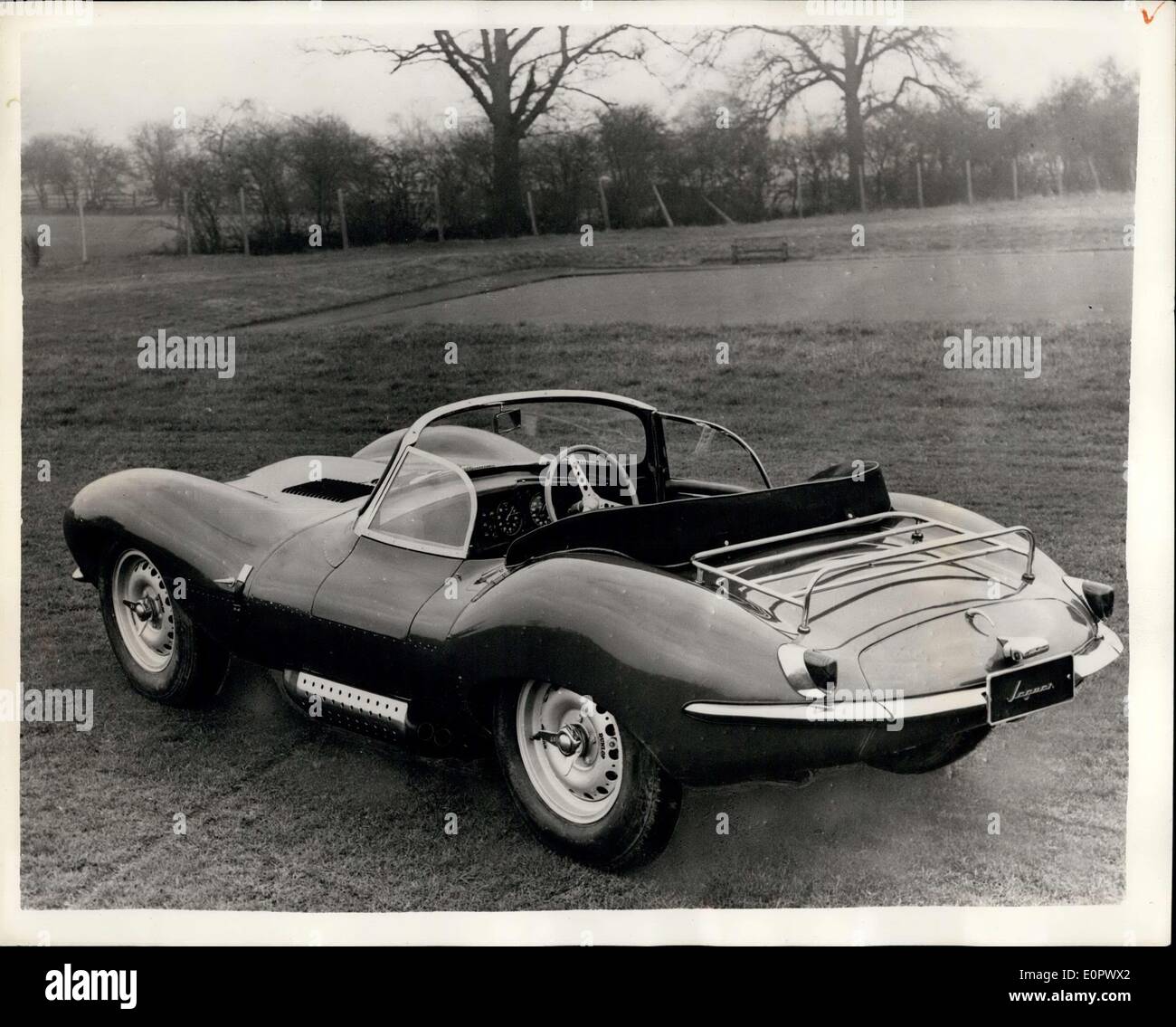 22. Januar 1957 - neue 170 mph Jaguar Foto zeigt: - Blick auf den neuen 170 km/h-Sportwagen - das schnellste Serienmodell in der Welt, die von Jaguaren gebaut wird. Das neue Auto ist für den Export nur und soll neue Dollar Umsatz zu erfassen. Aber später wird es auf Verkauf in Großbritannien sein. Der neue Jaguar XK '' SS'' ist ein Touring-Version von der LeMans Typ D Rennfahrer zu gewinnen. Das Auto wird über 100 km/h im dritten Gang tun. Stockfoto