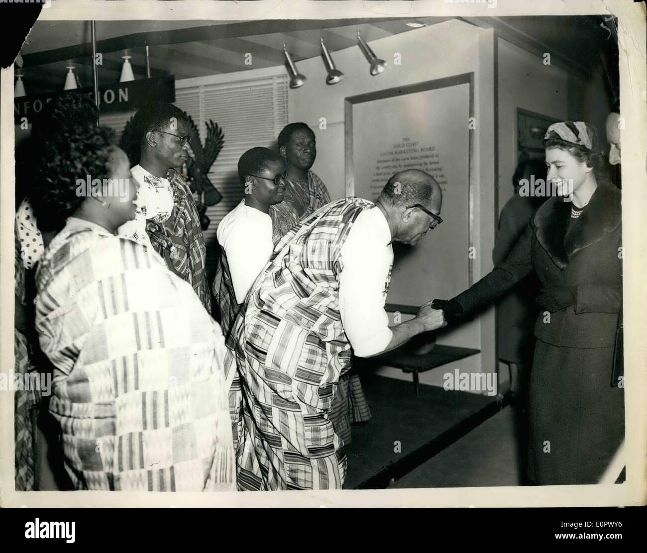 5. März 1957 - 03.05.57 Königin besucht Ideal Homs Ausstellung Ã ¢ Â'¬â €œ von Nigerianer begrüßt. Hoto Shows: H.M The Queen ist Stockfoto