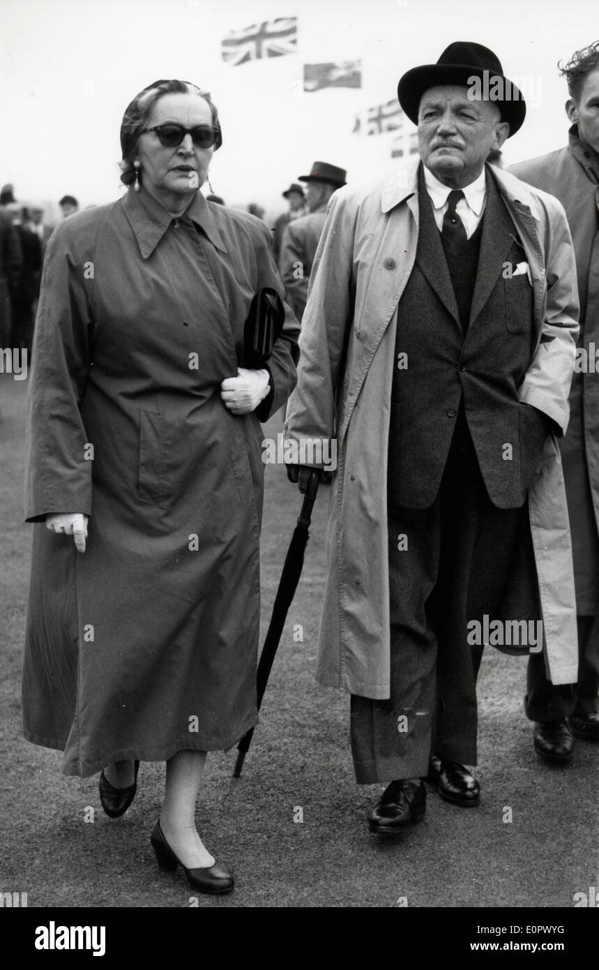 Prof. Claudius Dornier und seine Frau besuchen eine Air Show Stockfoto