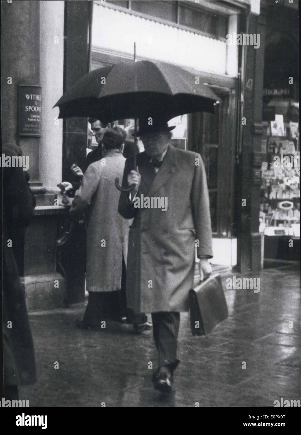 20. März 1957 - Herr Justice Devlin-Richter At The Dr. Bodkin Adams Trial-Strides Home: Fotoshows. Mr. Justice Devlin, Richter im Prozess gegen Dr. John Bodkin Adams, als er nach Hause Stationen schreitet unter einem Regenschirm gesehen. Stockfoto