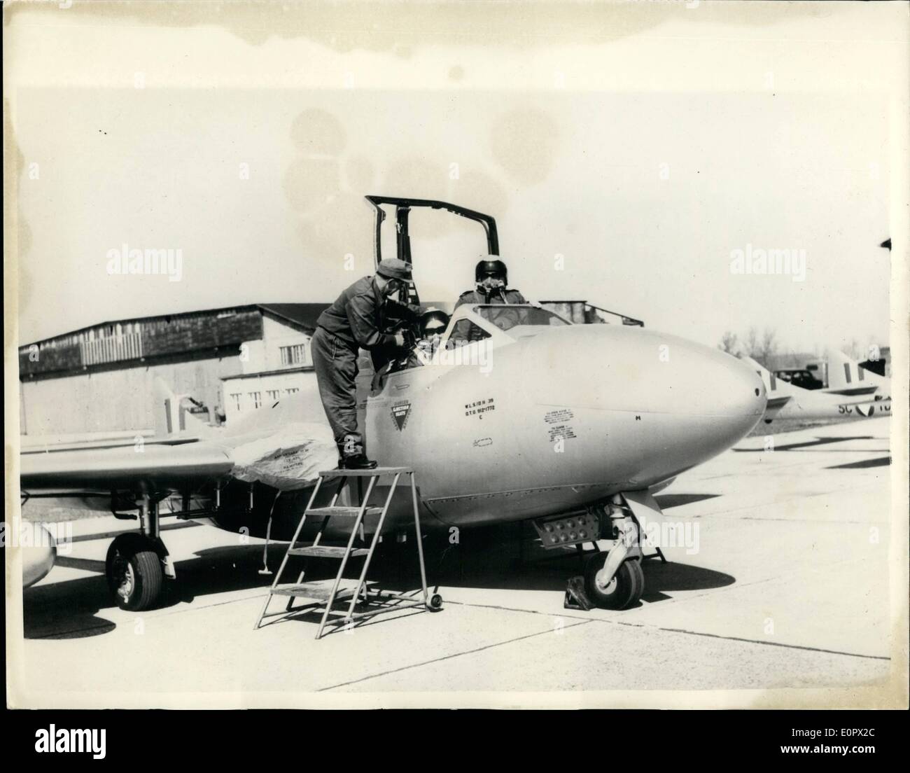 28. März 1957 - 28.3.57 drei De Havilland Vampire Jet Trainingsflugzeug übergeben an die österreichische Luftwaffe. Da De Havilland DH 115 Vampire Jet Training Flugzeuge wurden vor kurzem übergeben, der Österreichischen Luftstreitkräfte, bei einem Festakt in Schwechat Flugplatz. Sie ermöglichen die Schülern zu lernen, dass alles, was durch alle Stufen benötigt, bis die endgültige Pilotierung des Jet-Flugzeuge. Keystone-Foto zeigt: Österreichische Piloten nach der Übergabe der Zeremonie in einer der Vampire Jet Training Flugzeuge gesehen. Stockfoto