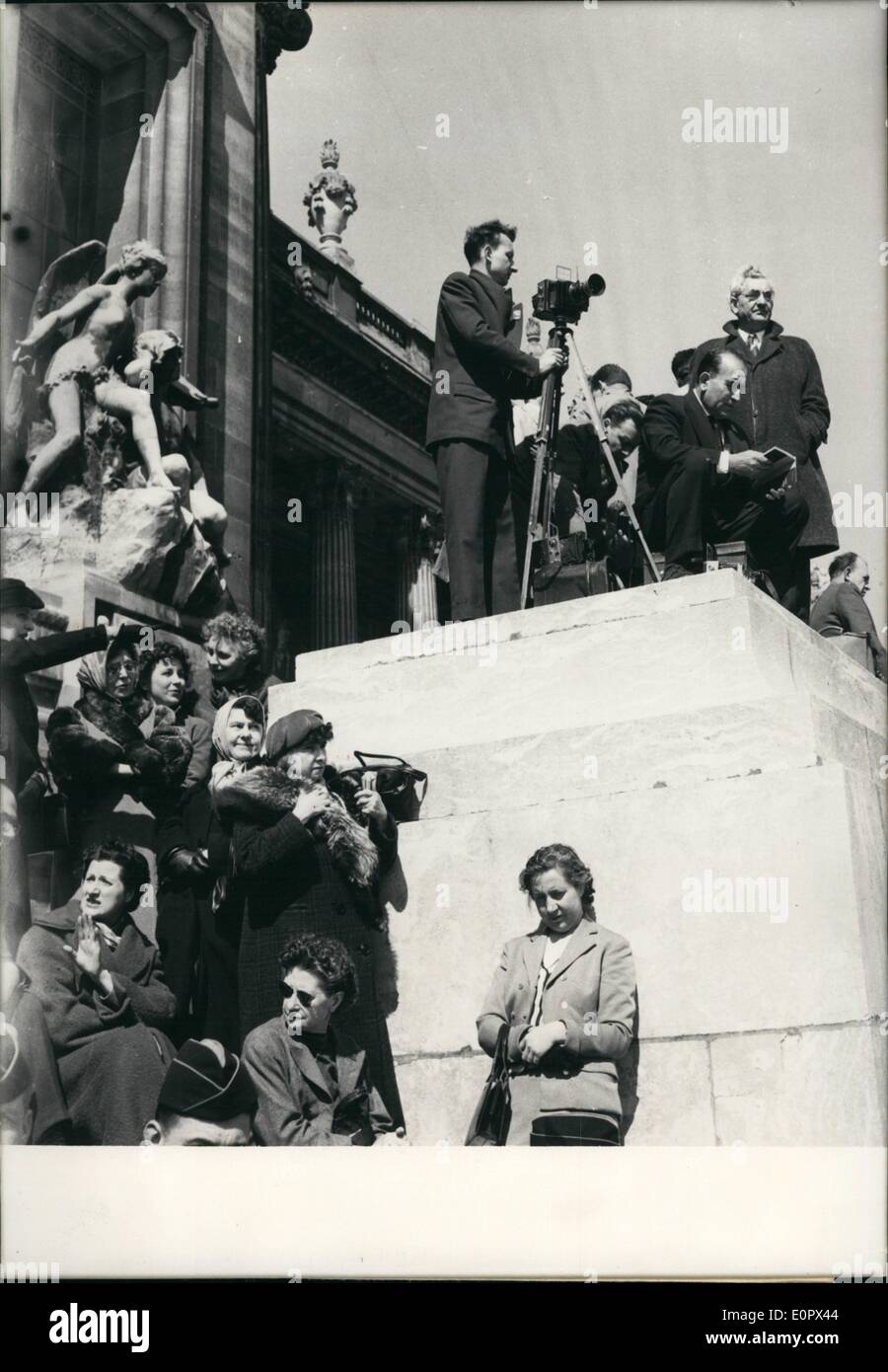 4. April 1957 - zeigt Foto Pressefotografen auf einem Aussichtspunkt vor dem Grand Palais warten darauf, Bilder von der Prozession zu nehmen, wie es von Alexandre III Brücke in Richtung Avenue Gabriel kam. Stockfoto