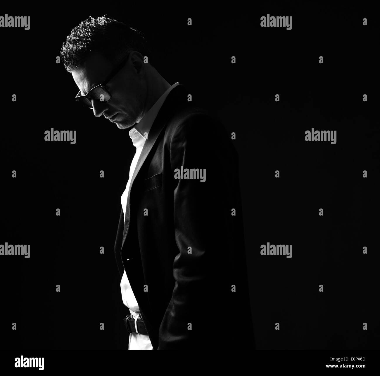 Schwarz / weiß Foto eines durchdachten Geschäftsmann in Gläsern Stockfoto