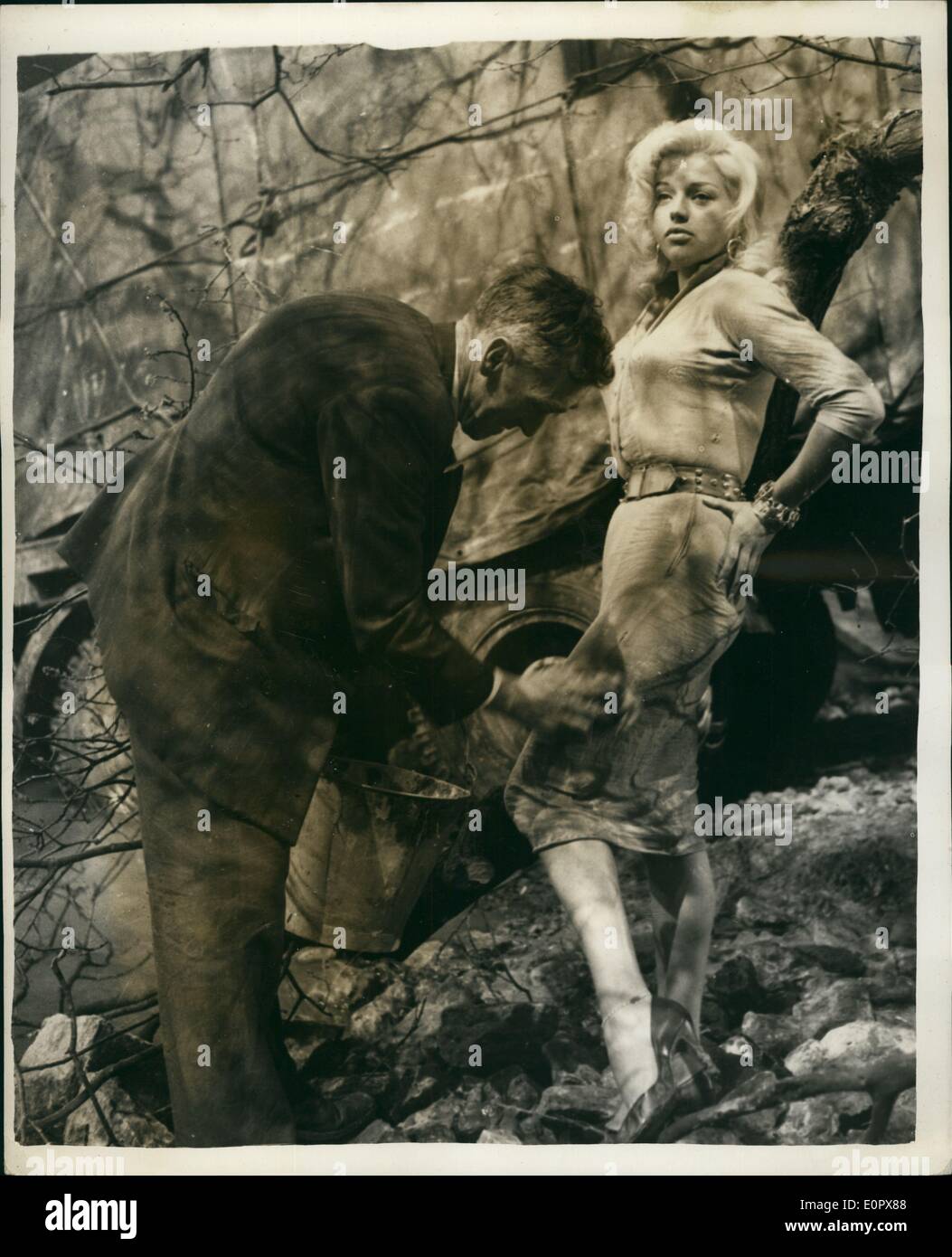 4. April 1957 - Benetzung für Diana - beim Filmemachen. Stockfoto