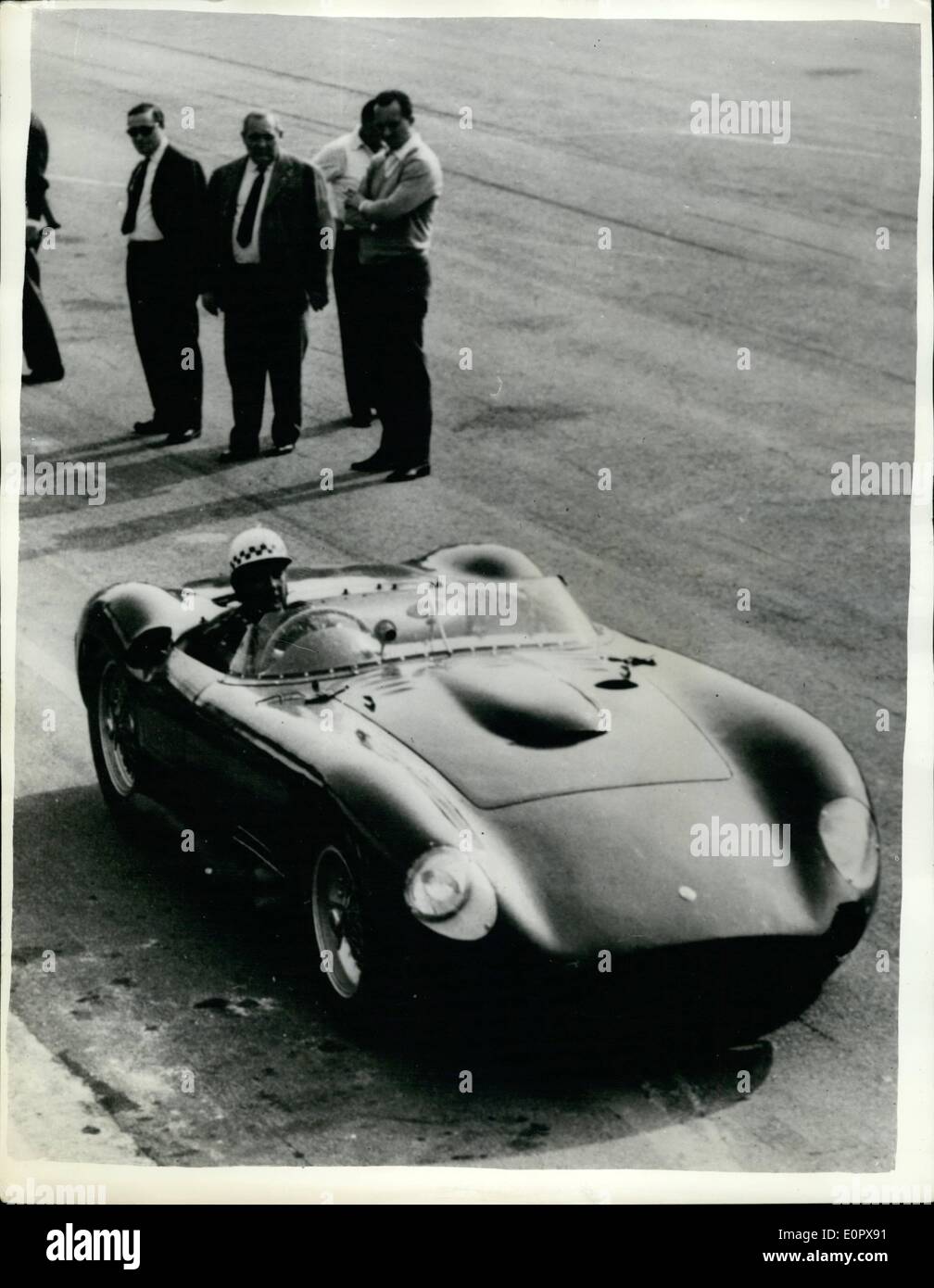4. April 1957 - Jean Behra übt für die "Mille Miglia" im neuen Maserati.: französische Rennfahrer, Jean Behra, neben der Grand Prix von Pau - Platz ab für eine Praxis gesehen gewann laufen auf der Monza-Strecke, in der Nähe von Mailand, in der neue 8-Konturenverläufe-Maserati, bei dem wird er im kommenden "Mille Miglia" Rennen antreten. Stockfoto