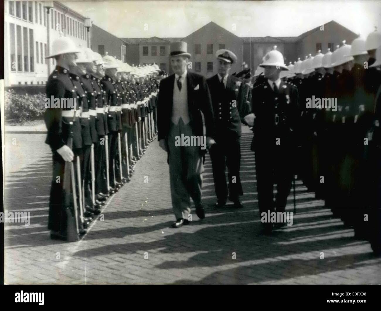 4. April 1957 - kam der erste offizielle Besuch... in das NATO-Hauptquartier in Monchen-Gladbach heute der neue britische Botschafter Stockfoto