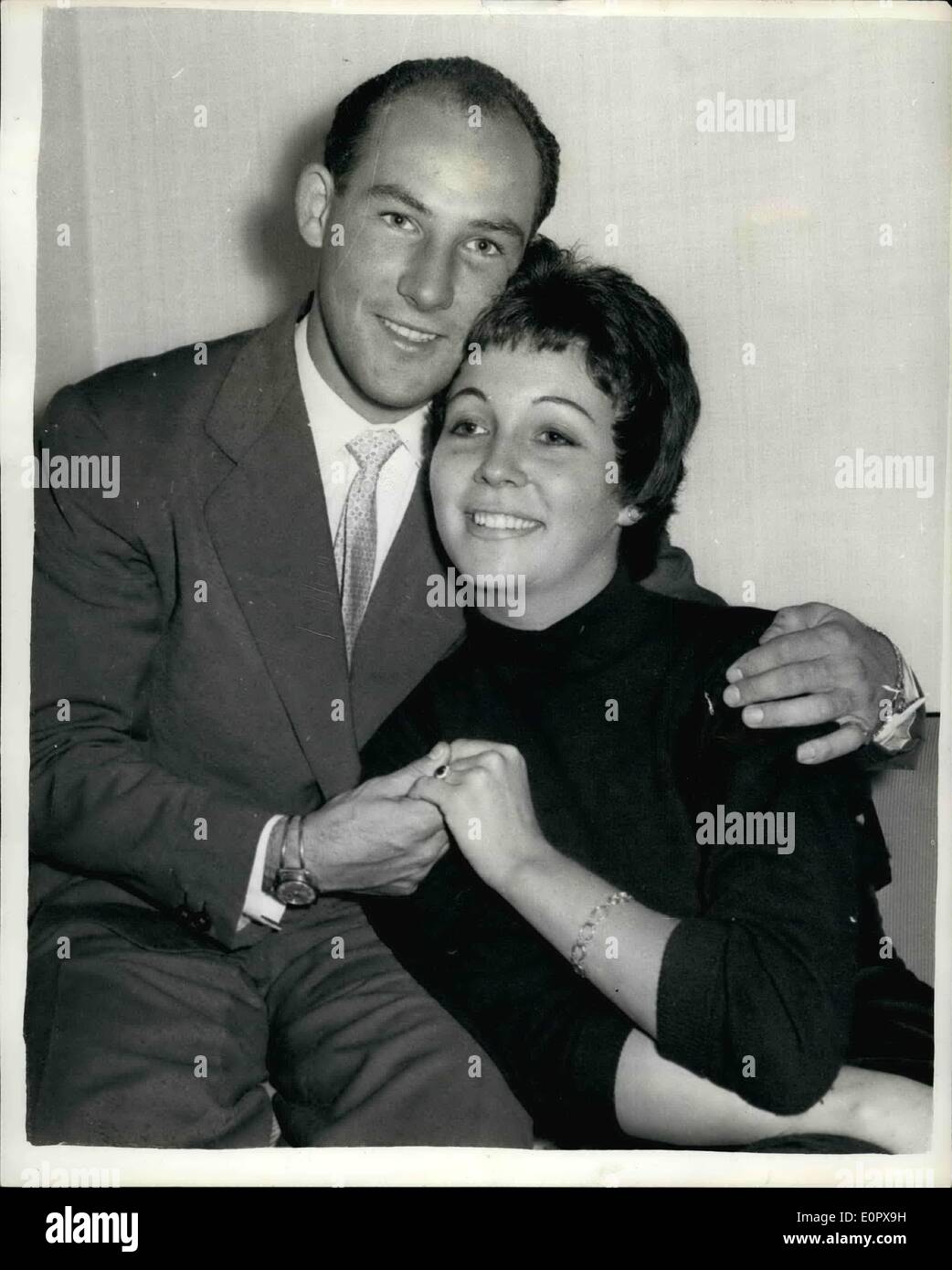 4. April 1957 - engagiert Großbritanniens Motor Racing Champion. Stirling Moss und Miss Katie Molson: Das Engagement wurde zuletzt angekündigt Stockfoto