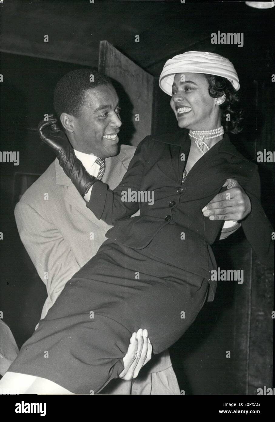 4. April 1957 - Dorothy Dandridge, The Black Carmen, einen Film zu zweit machen: Dorothy Dandridge, die berühmte amerikanische schwarz-Tänzerin, die Hauptrolle in "Carmen diejenigen '' ist, einen Film zu zweit machen. Sie wird die Hauptrolle in '' Tamango'', ein Film basiert auf prosper Merimees Geschichte Umgang mit schwarzen Sklaverei. Foto zeigt: Dorothy Dandridge und ihrem Lebensgefährten Alex Cressman (hielt sie in seinen Armen) auf einer Cocktailparty im Maxim fotografiert ist gestern. Stockfoto