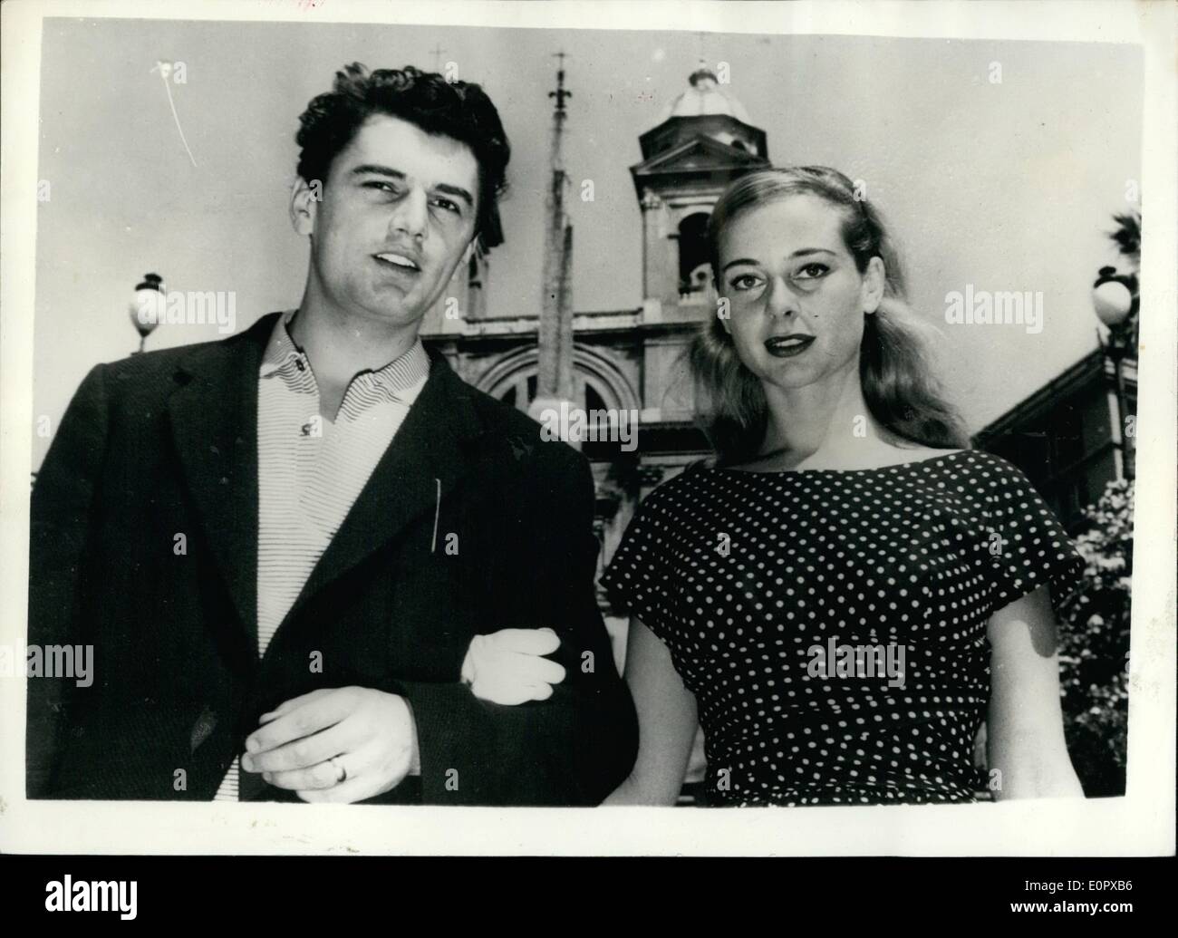 4. April 1957 - Edmund Purdom und Genevieve Page - gehen Sightseeing in Rom.: Foto zeigt Sen Sterne Edmund Purdom und Genevieve Stockfoto