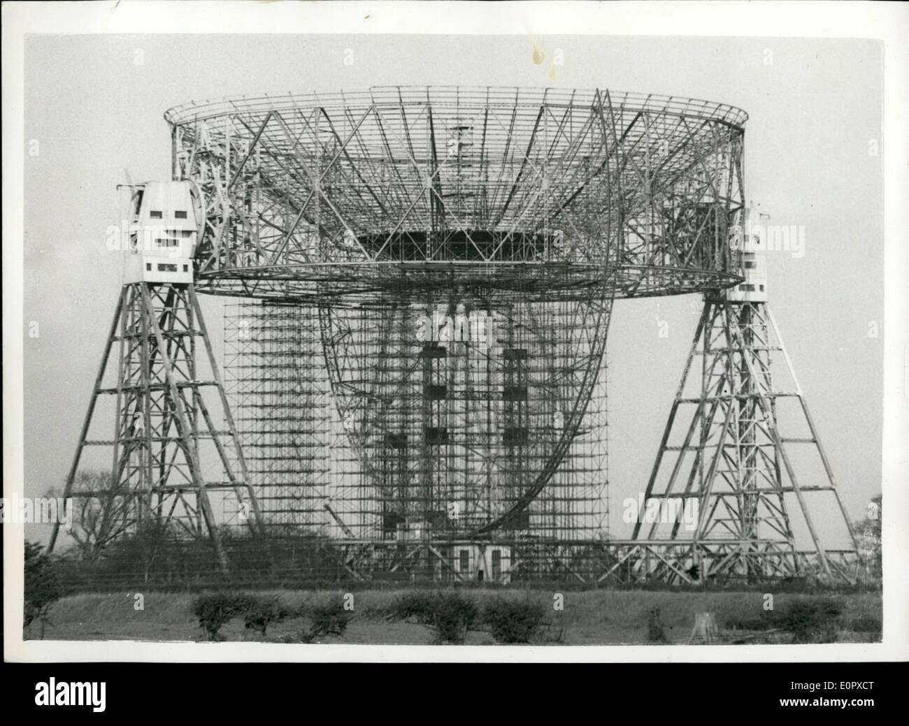4. April 1957 - weltweit größte Radioteleskop nähert sich Fertigstellung... Verwendet werden, für Ausflüge in den Himmel... Arbeiten am größten Radioteleskop der Welt - bei Jordell Bank, Cheshire - nähert sich Fertigstellung. Das Projekt kostet etwa £650.000 liegt in der Verantwortung der Abteilung der wissenschaftlichen Forschung und der Nuffield Foundation finanziert... Arbeit am Teleskop - was ist eines der tollsten Instrumente der Welt - begann im Jahr 1952 - und besteht aus einer gigantischen Kupfer Mesh-Schüssel mit einem Gewicht von 30 Tonnen, unterstützt von zwei Türmen von 180 ft. Stockfoto