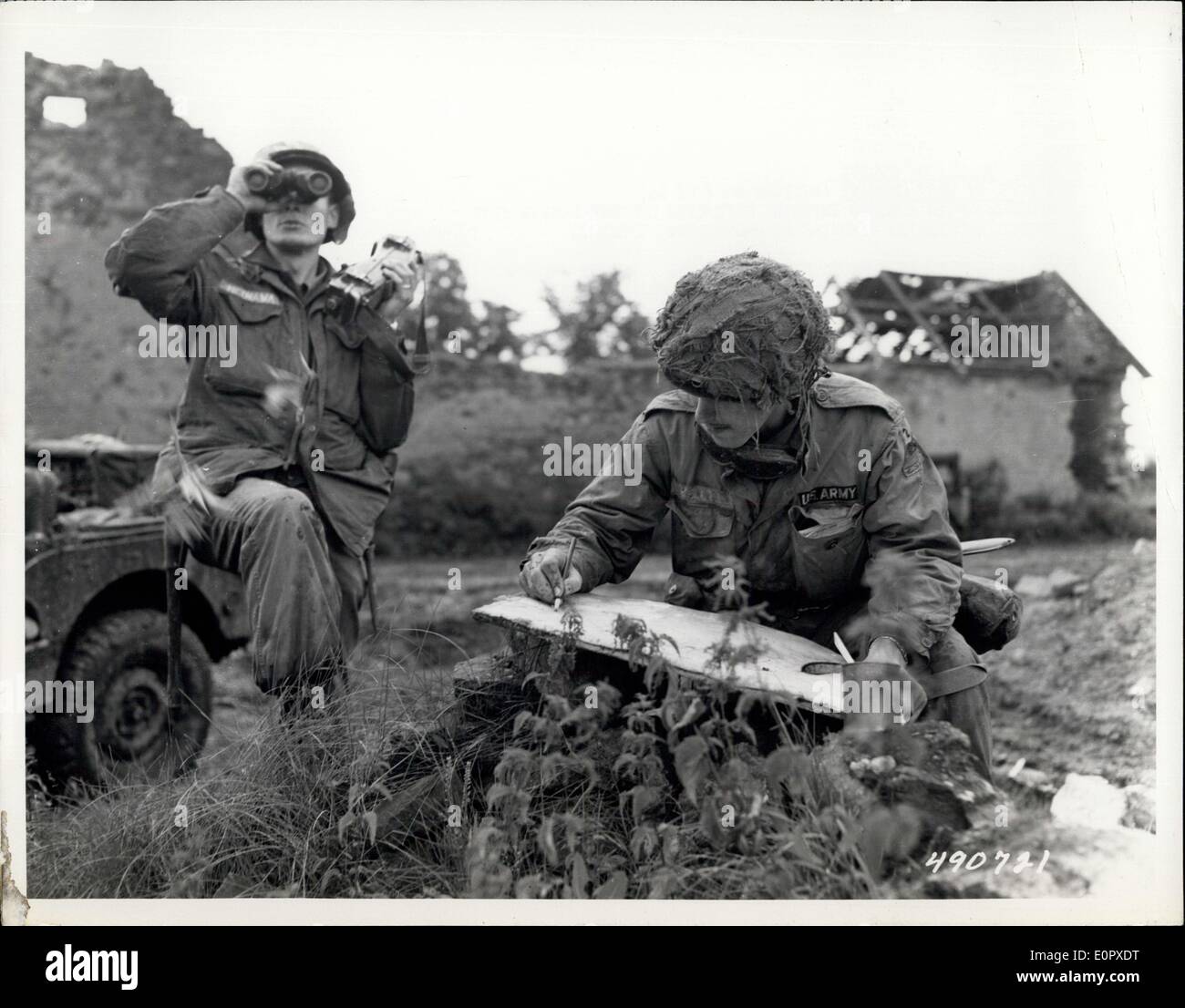5. April 1957 - eine Sperre in West Deutschland: Mitglieder der einen gepanzerten Infanterie-Bataillon beobachten Mörtel Feuer während einer Übung auf Baumholder, Deutschland. Stockfoto