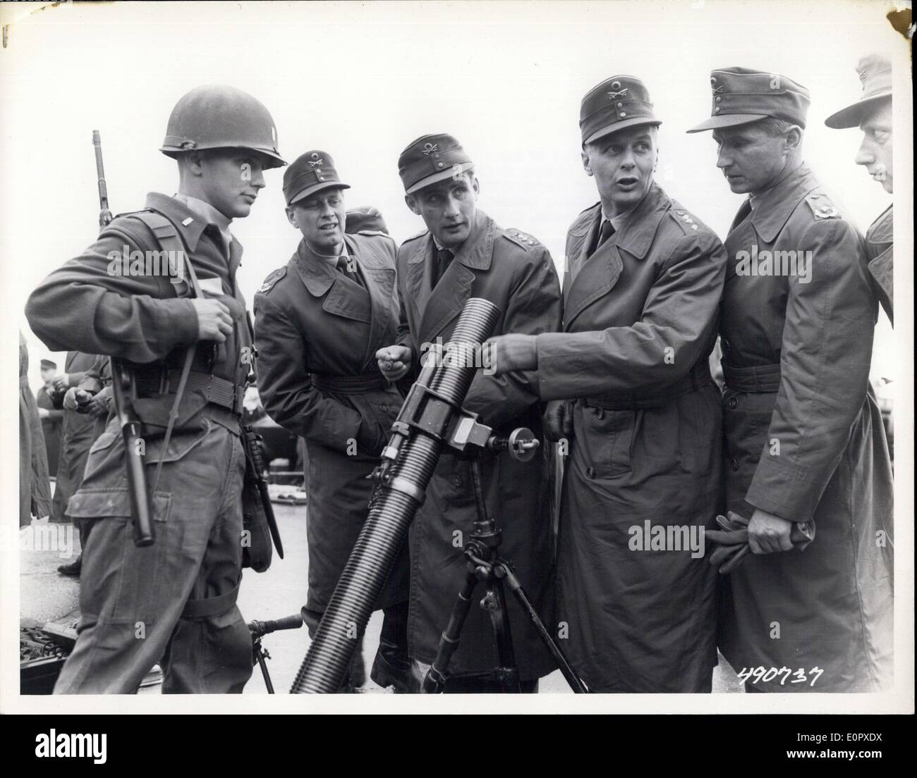 5. April 1957 - eine Sperre aß Westdeutschland: Offiziere der Armee westdeutschen prüfen ein 82-mm-Mörser die Feuerkraft Demonstration inszeniert durch US Armee-Personal an der Bauhmholder verwendet werden, der Offizier auf der linken Seite ist 1.. Lt. Clyde F. Mogre, Lincoln, Nebraska Stockfoto