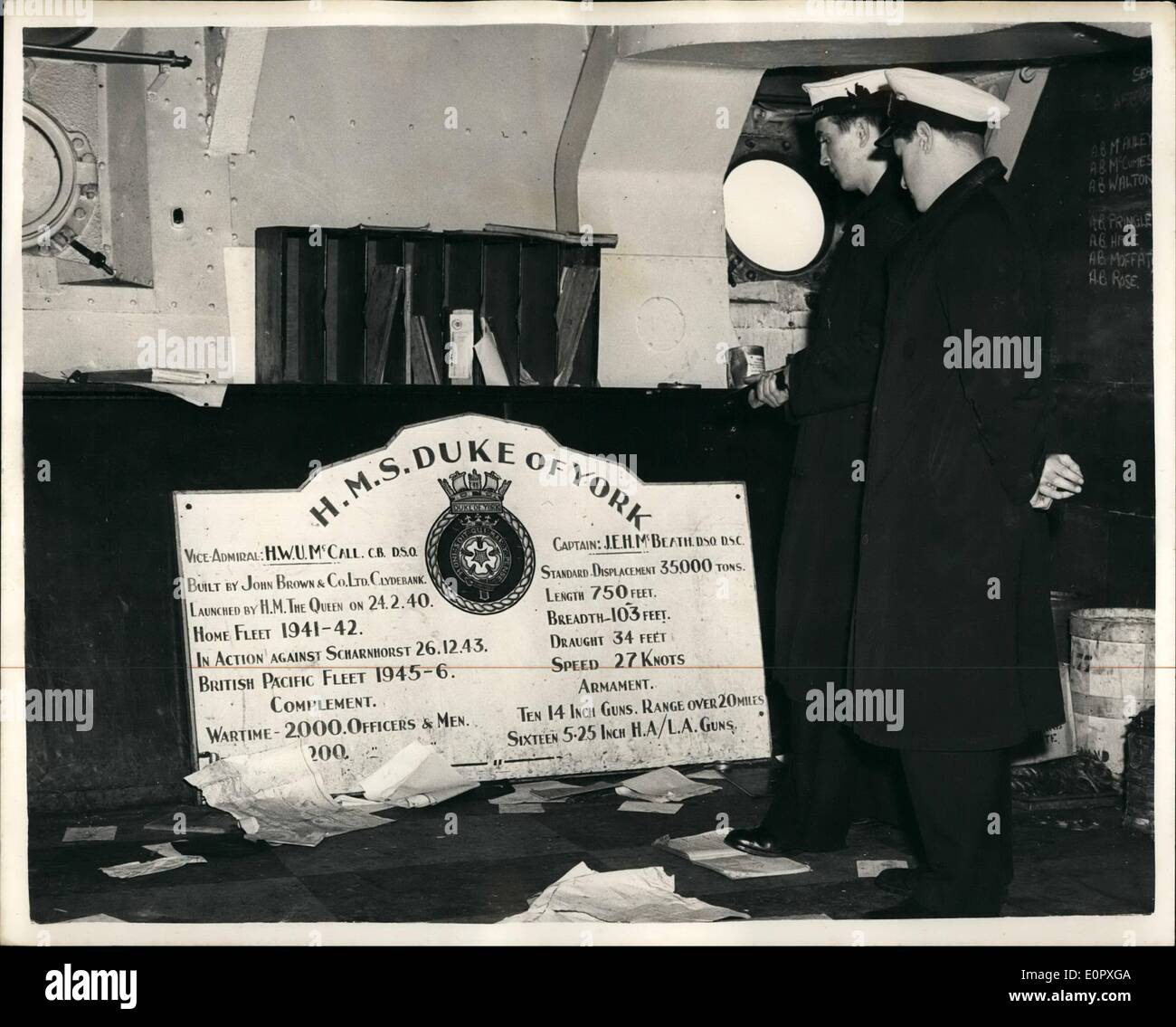 4. April 1957 - große Schiffe der Royal Navy für Breakers Yard. Ändern Sie größte jemals in militärische Politik... Viele große Schiffe von der Stockfoto