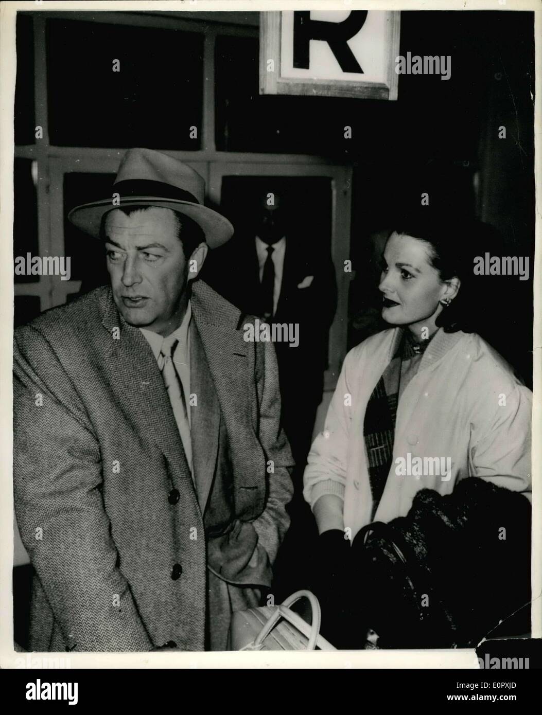 8. April 1957 - Robert Taylor und Frau Ursula Thiess in Madrid. Berühmte amerikanische Filmstar, Robert Taylor und seine Frau, Deutsch Stockfoto