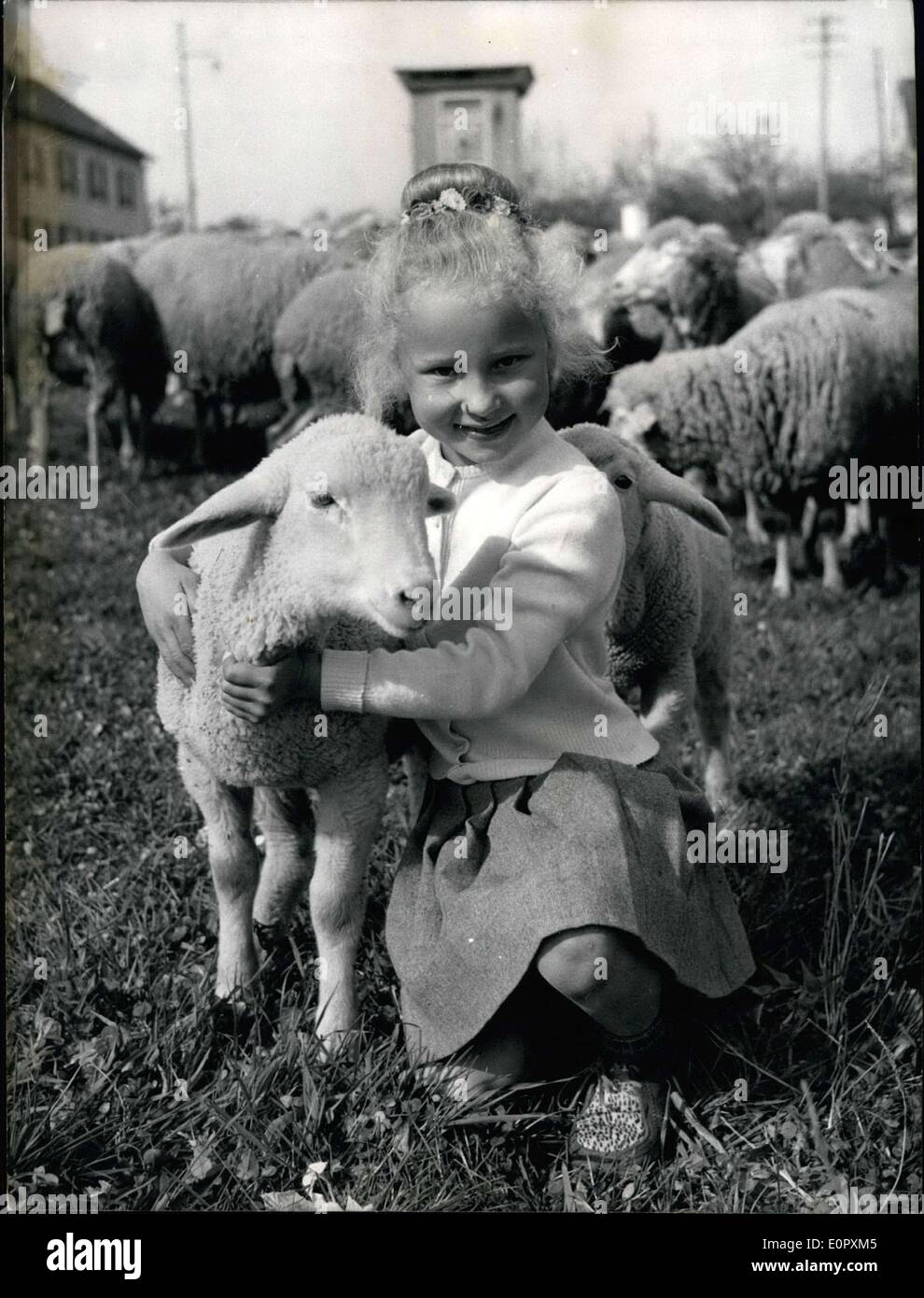 17. April 1957 - die kleinste der großen Herde beiseite von Brigitte, führten ein Bild für ihr Papa gemacht haben. Stockfoto