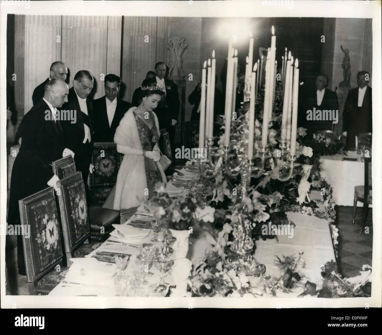 4. April 1957 - besucht die Queen eine romantische Staatsbankett im berühmten Louvre Paris. Foto zeigt ihr Majestät ihre am schön gedeckten Tisch für das Abendessen gegeben ihr gestern Abend zu Ehren von der französischen Regierung in der berühmten Louvre Balle des Cariatides stattfindet. Hinter ihr ist Präsident Coty. Stockfoto