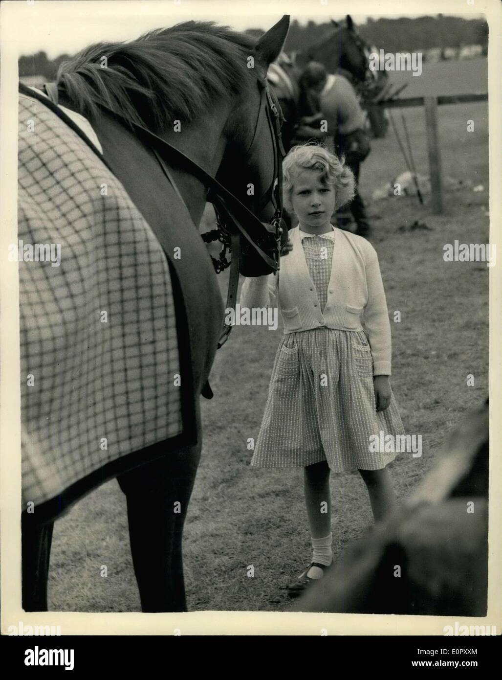 9. Juni 1957 - königliche Familie beobachten den Herzog von Edinburgh im Windsor Polo spielen. Foto zeigt, dass Prinzessin Anne macht Freunde mit einem Stockfoto