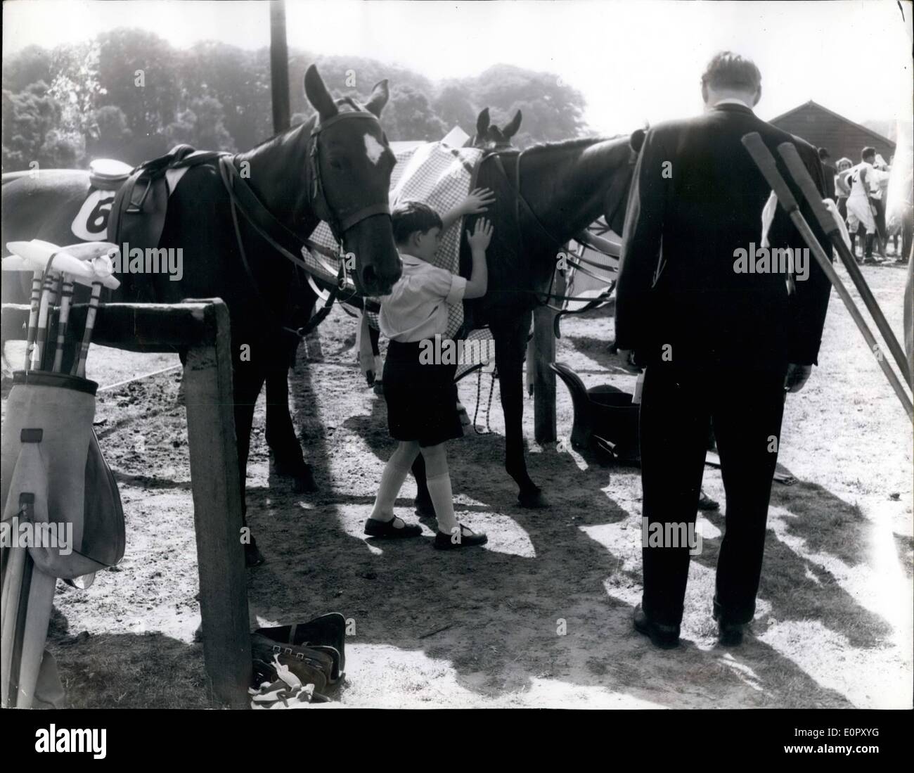 16. Juni 1957 - 16.06.57 Polo in Windsor. Prinz Charles kümmert sich um ein Pony Ã ¢ â'¬â €œ Foto zeigt: Prinz Charles als Stockfoto