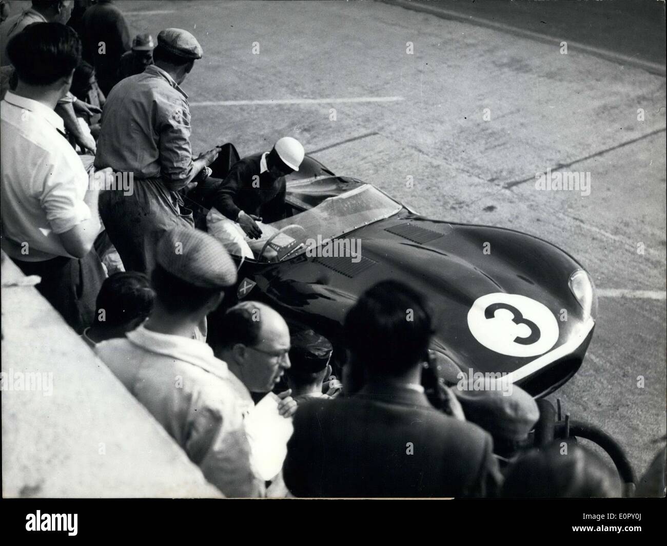 23. Juni 1957 - begann gestern um 04:00, die Rennwagen ein 24-Stunden-Rennen. Jaguar Nr. 3 übernahm die Führung in der Mitte der Nacht. Stockfoto