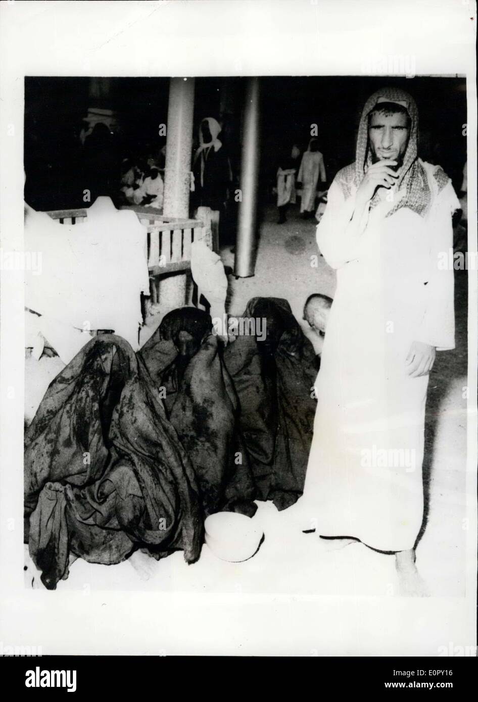25. Juni 1957 - lassen ägyptische Pilger Suez nach Mekka. Verschleierte Frauen warten auf den Dampfer... Eine ägyptische Dampfer - links mit Hunderten von Pilgern an Bord - vor kurzem den Suez-Kanal auf einer Pilgerreise nach Mekka... Keystone-Fotoshows: - weibliche Pilger - vollständig bedeckt mit Schleier - Überlieferung - während sie auf den Dampfer nach Mekka zu warten. Stockfoto