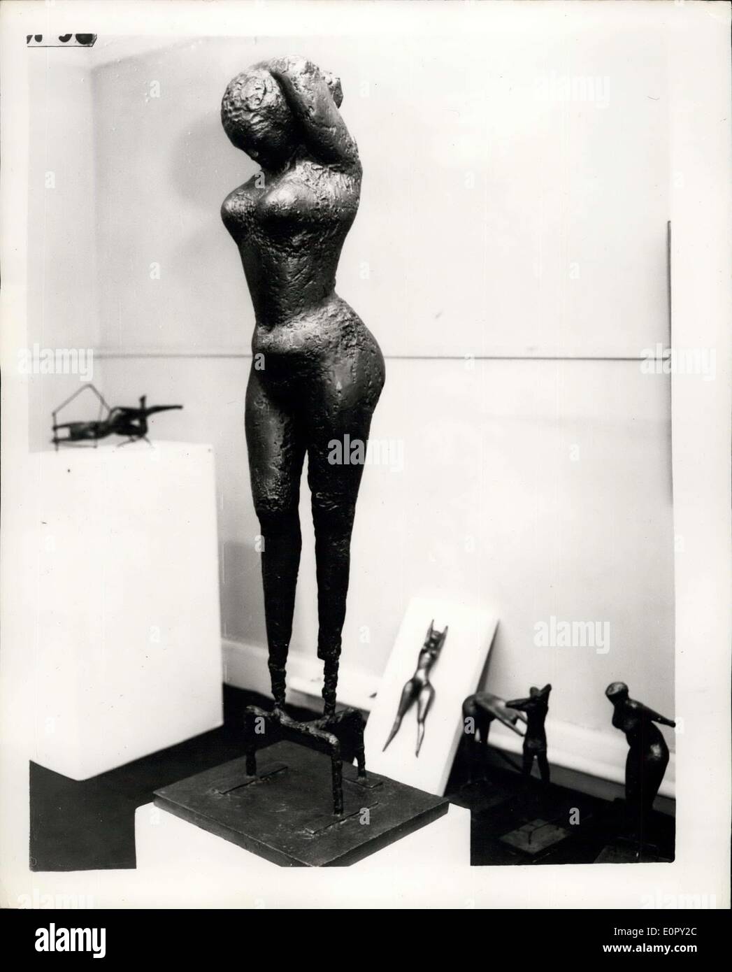 1. Mai 1957 - Ausstellung des roten Butler Skulpturen In London-Gewinner des internationalen Wettbewerbs; " Eine One-man-Show Skulptur von Reg Butler, die zum Ruhm sprang, gewann er den internationalen '' unbekannten politischen Gefangenen ''-Wettbewerb im Jahr 1953 - findet in Hannover Galleries, London. Die Skulpturen der auf diese Auszeichnung sein soll errichtet 200 bis 300 ft. hoch, im Zentrum von Berlin - als Mahnmal für alle, die in NS-Konzentrationslagern starben. Foto zeigt '' Mädchen auf der Suche nach unten '' - eines der Exponate heute. Stockfoto
