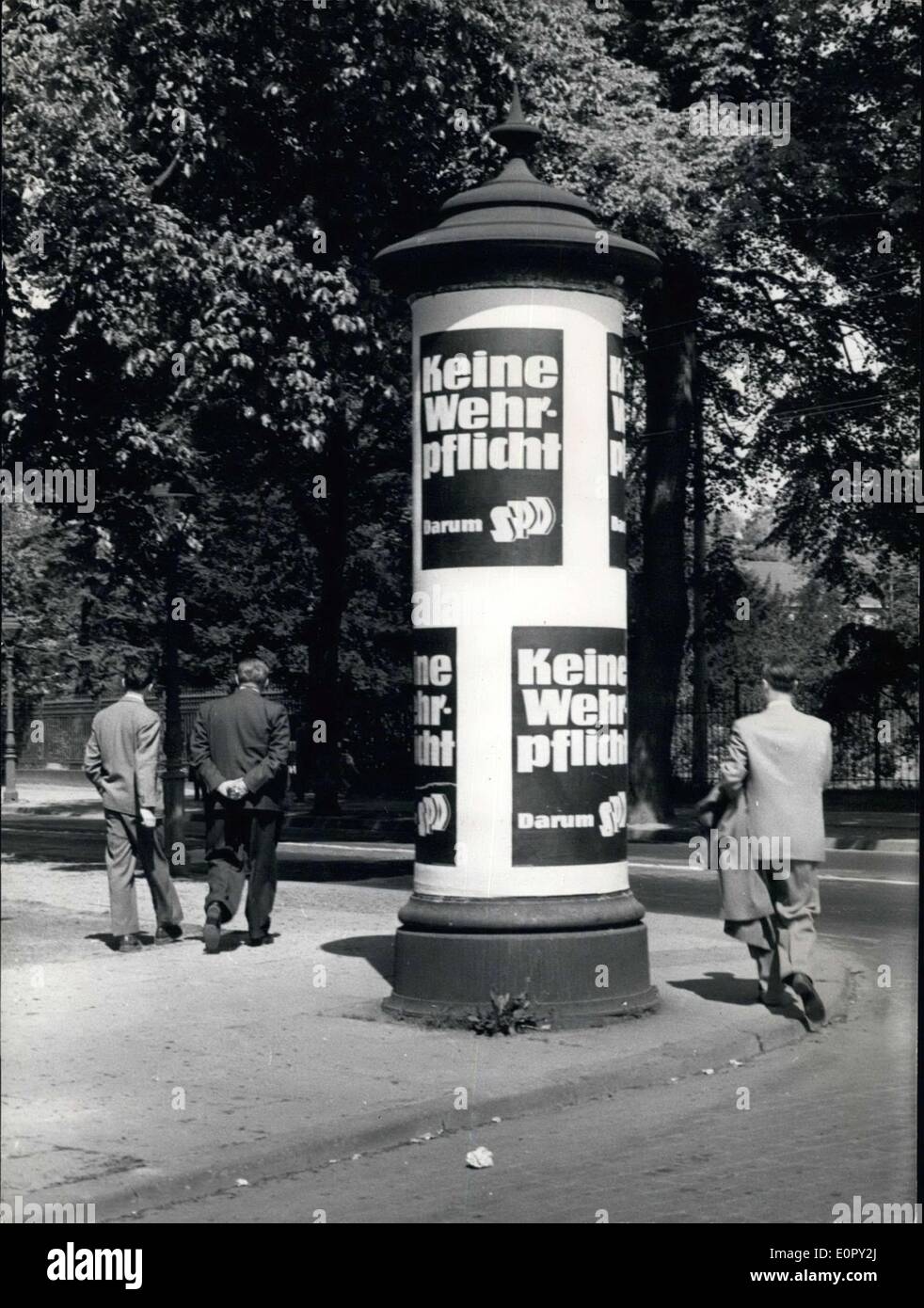 1. Mai 1957 - hat die SPD einen Gruß der etwas anderen Art für die Außenminister der NATO gedacht, Bonn besucht. Genau über die Art und Weise aus dem Bundeskanzleramt und dem Verteidigungsministerium stellte die SPD dieses Plakat in gelb und schwarz. Es macht es bekannt, dass die SPD keine Wehrpflicht in Deutschland unterstützt. Stockfoto