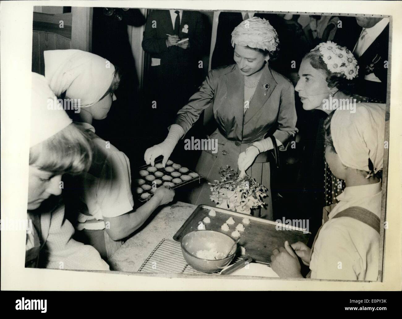 5. Mai 1957 - Staatsbesuch in Dänemark Königin versucht Schüler Kuchen; Foto zeigt die Königin Kuchen gebacken von Schülerinnen und Schülern in den Küchen bei Besuch in der Skovgard Schule versucht - Kopenhagen Königin Ingrid zusieht. Stockfoto