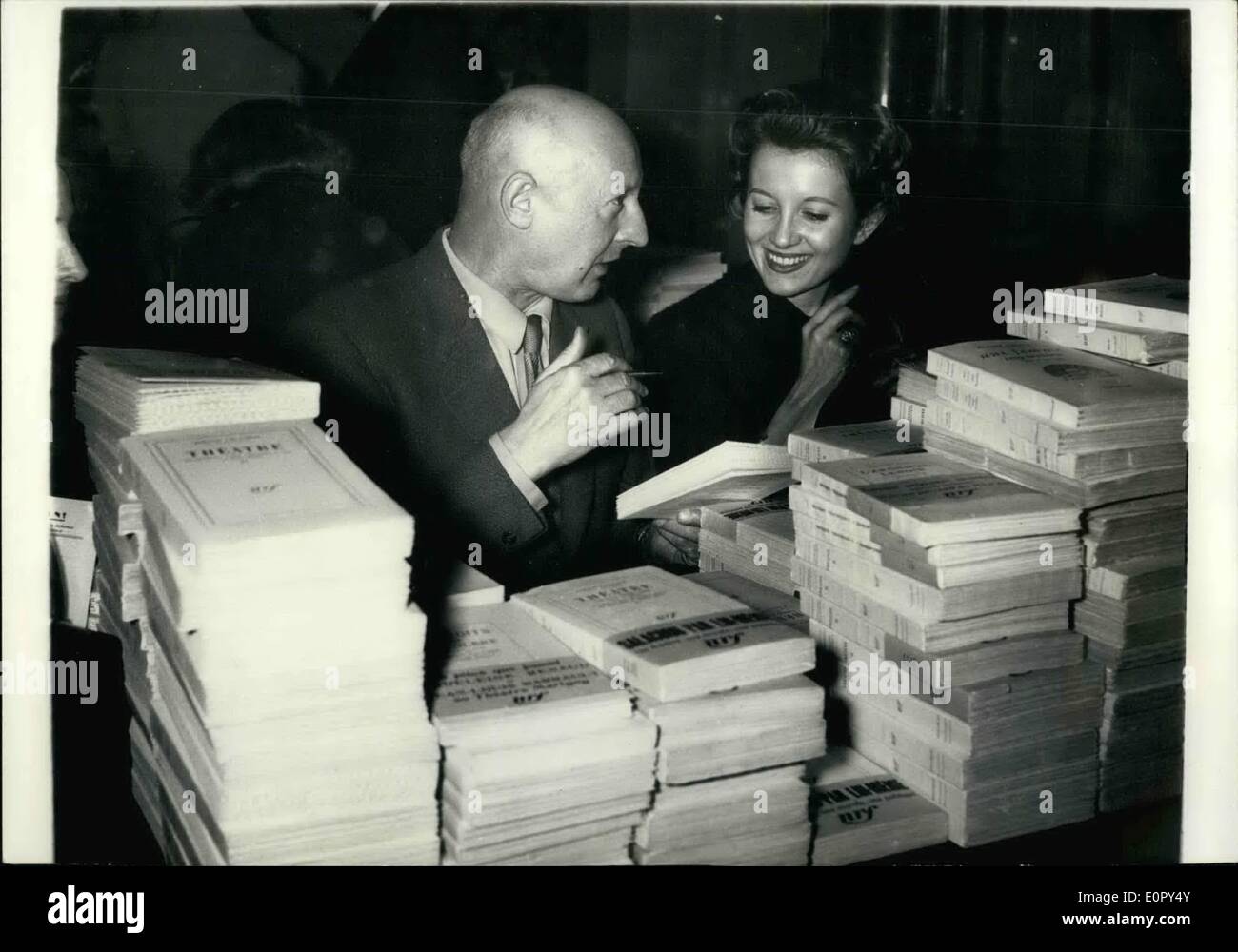 5. Mai 1957 - Charity-Verkauf von Autoren ex - Soldaten. Die jährlichen Charity-Verkauf von Autoren Veteranen fand heute an der Maison De La Chimie Paris. OPS Armand Salacrou, der berühmte Schriftsteller und Dramatiker und Marie Dames die Filmschauspielerin, die an den Verkauf teilgenommen. Stockfoto