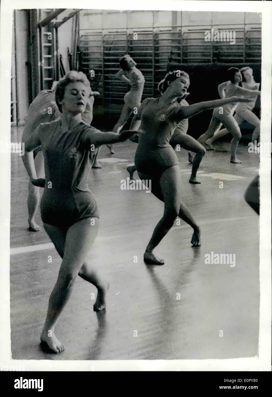 5. Mai 1957 - Prinzessin Birgitta Züge nach Gymnastik-Lehrer zu sein. Prinzessin Birgitta von Schweden studiert jetzt am zentralen Institut des gymastique in Stockholm, zertifizierte Gymnastik Lehrerin zu werden. Ihrer Klasse hat eine Show am Samstag was sie gelernt haben, einschließlich einer Demonstration der alte schwedische Volkstänze. Auf der Messe waren der schwedische König Gustav Adolf, Prinzessin Sibylla (Birgitta Mutter) und Prinzessin Desiree (eines Birgitta jüngeren Schwestern). Foto zeigt: Prinzessin Birgitta 9 zweite von links), während der Show gesehen. Stockfoto