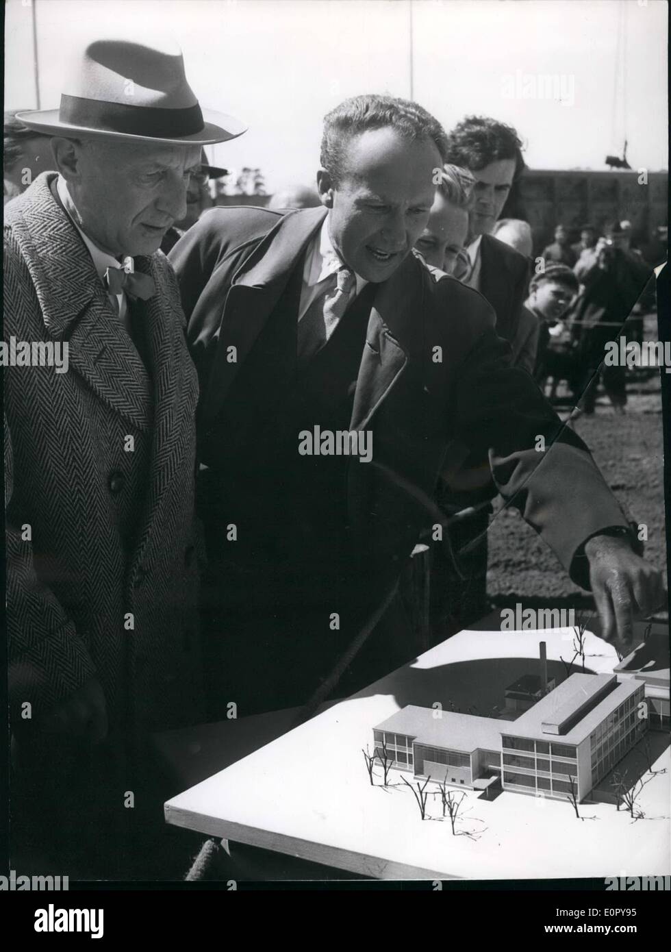 5. Mai 1957 - Spatenstich für Berliner Atomreaktor. Der Bürgermeister von Berlin, Dr. Otto Suhr, durchgeführt am 25. Mai 1957 den ersten Spatenstich für das Institut für atomare Forschung Berlin. Das Institut von 90.000 Quadratmetern am Wannsee dauert und kostet 14,200,000D Stockfoto