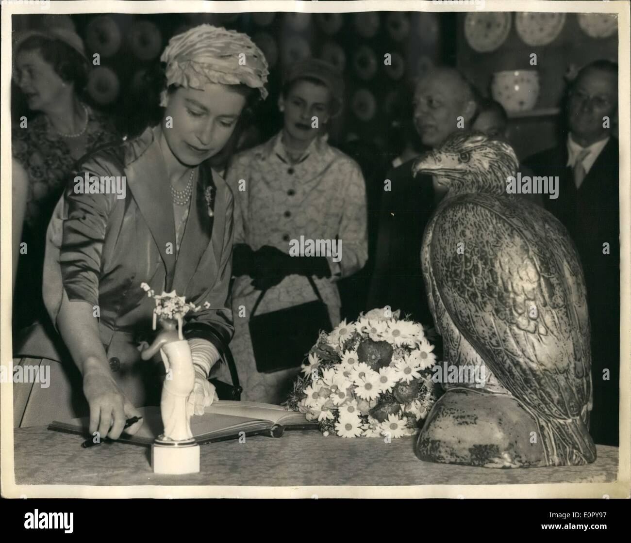 5. Mai 1957 - Staatsbesuch in Dänemark. Königin besucht staatliche Porzellan-Manufaktur: Foto zeigt H.M The Queen gesehen, wenn sie das Gästebuch unterzeichnet, als sie den königlichen dänischen Porcela in Fabrik in Kopenhagen heute besuchte. Stockfoto