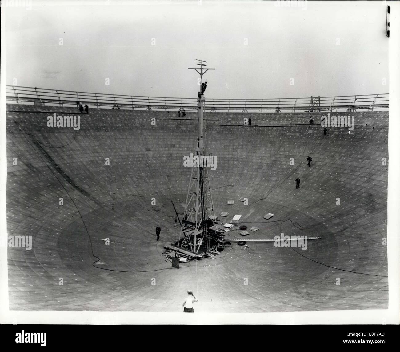 26. Juni 1957 - größte Radioteleskop der Welt für die wissenschaftliche Erforschung der Atmosphäre.: das größte Radioteleskop der Welt wurde der Presse gestern zum ersten Mal gezeigt. Am Jodrell Bank, Cheshire für Manchester University - zu einem Preis von etwa gebaut? 650.000 - es besteht aus einer gigantischen Kupfer Netz-Schüssel mit einem Gewicht von 780 Tonnen und Suspene zwischen zwei Türmen 180 ft hoch. Mittel bereitstellen für seine Bauten waren, von der Abteilung für wissenschaftliche und industrielle Forschung und der Nuffield Foundation. Der Durchmesser der Schale beträgt 250 ft - und die Antenne Masten sind 62 ft hoch. Stockfoto