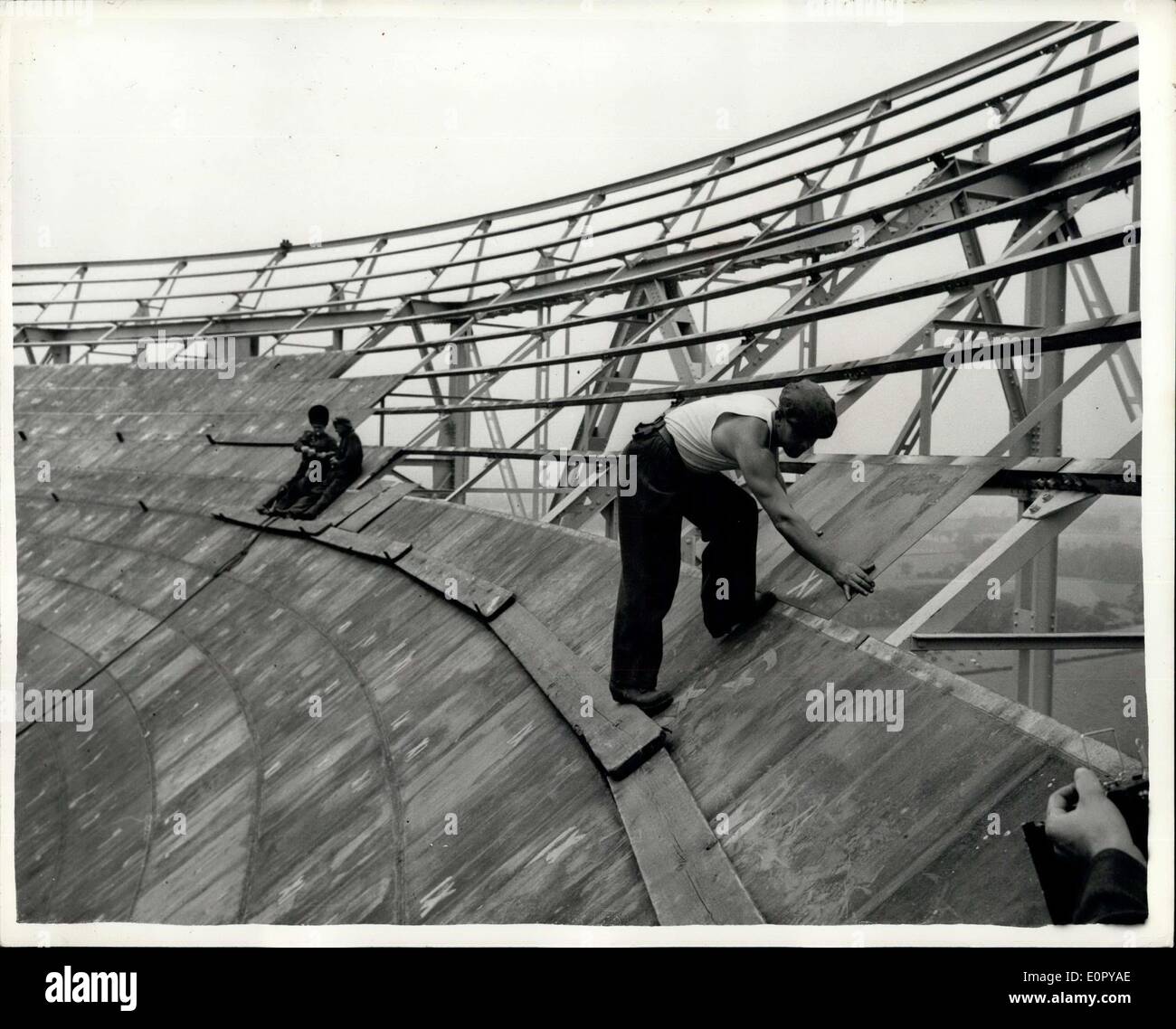 26. Juni 1957 - größte Radioteleskop der Welt für die wissenschaftliche Erforschung der Atmosphäre.: das größte Radioteleskop der Welt wurde der Presse gestern zum ersten Mal gezeigt. Am Jodrell Bank, Cheshire für Manchester University - zu einem Preis von etwa gebaut? 650.000 - es besteht aus einer gigantischen Kupfer Netz-Schüssel mit einem Gewicht von 780 Tonnen und Suspene zwischen zwei Türmen 180 ft hoch. Mittel bereitstellen für seine Bauten waren, von der Abteilung für wissenschaftliche und industrielle Forschung und der Nuffield Foundation. Der Durchmesser der Schale beträgt 250 ft - und die Antenne Masten sind 62 ft hoch. Stockfoto