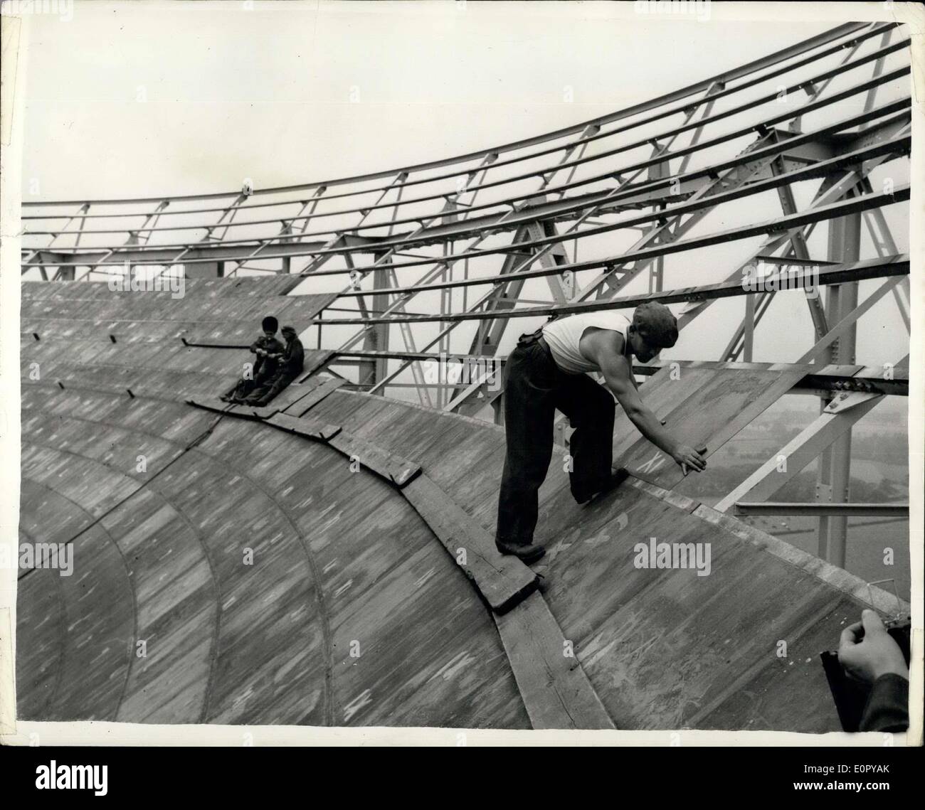 26. Juni 1957 - größte Radioteleskop In der Welt für wissenschaftliche Forschung in der Atmosphäre: das größte Radioteleskop der Welt war zeigt der Presse gestern für die Schütze-Zeit. Gebaut bei Jordell Bank, Cheshire für Manchester University - zu einem Preis von ca. 50.000 - es besteht aus einer gigantischen Kupfer Netz-Schüssel mit einem Gewicht von 50 Ton und schweben zwischen zwei Türmen 180 ft hoch. Mittel für den Bau wurden Provideby der Abteilung od wissenschaftliche und industrielle Forschung und der Nuffield Foundation. Der Durchmesser der Schüssel 250 ft.- und die Searil Masten sind 621/2 Fuß hoch Stockfoto