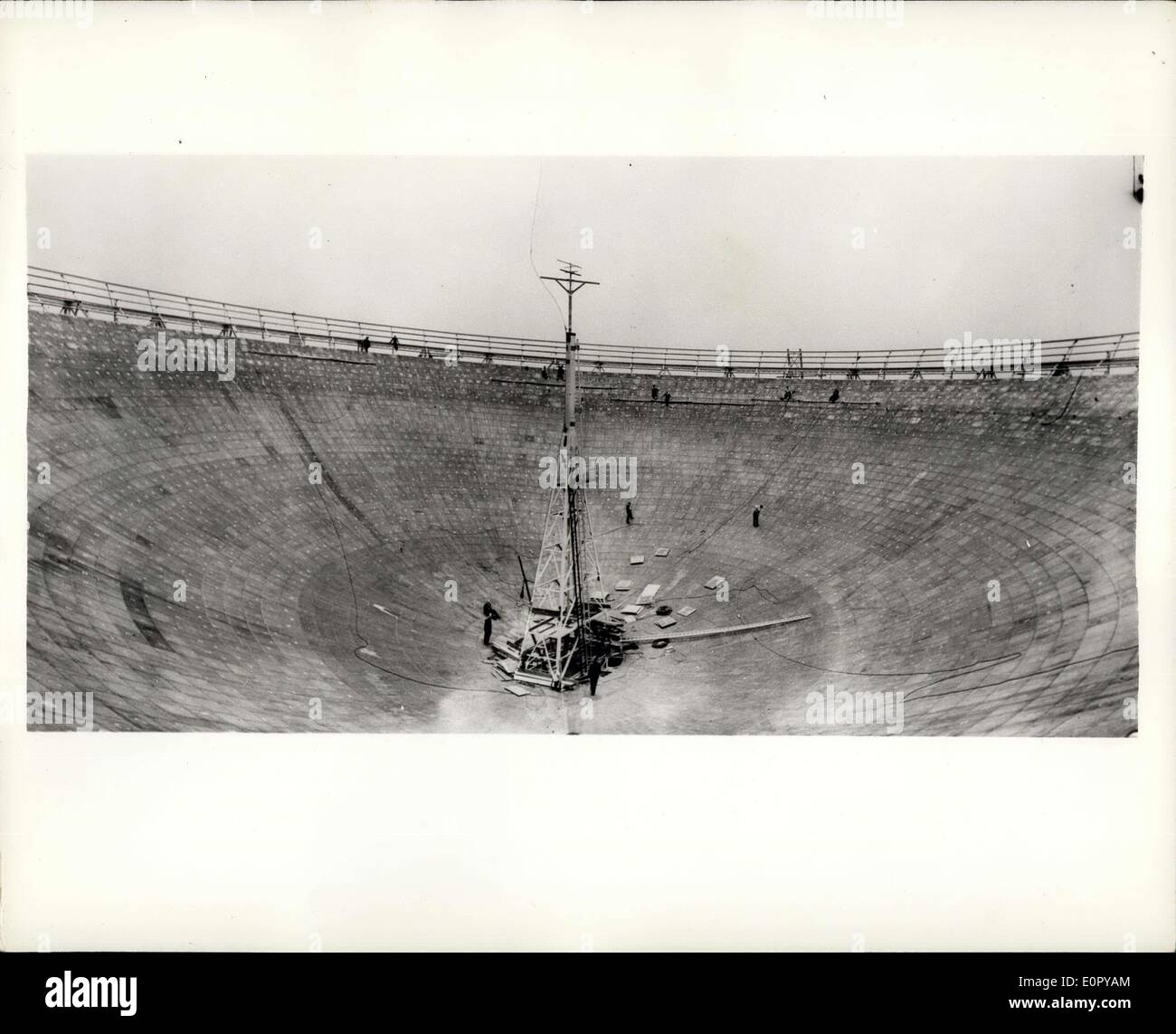 26. Juni 1957 - größte Radioteleskop der Welt - wurde der Presse gestern zum ersten Mal gezeigt. Am Jodrell Bank, Cheshire für Manchester University gebaut-zu einem Preis von etwa? 650.000 - es besteht aus einer gigantischen Kupfer Netz-Schüssel mit einem Gewicht von 750 Tonnen und ausgesetzt zwischen zwei Türmen wurden 180 ft.high.Funds für den Bau von der Abteilung für wissenschaftliche und industrielle Forschung zur Verfügung gestellt und der Nuffield Foundation.The Durchmesser der Schüssel ist 250 ft und Höhe der Antenne Maste 621 / 2ft Stockfoto