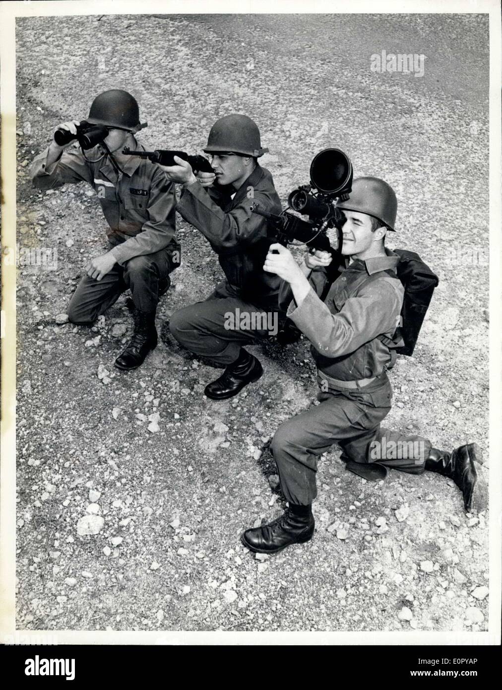 27. Juni 1957 - Bekämpfung Bau Poler - die neue Sniperscope, eine verbesserte Version der Gheatly der Nacht Anzeige Gerät erstmals während der späten Stadien von Zweiter Weltkrieg, gibt der Fußsoldat rund um die Uhr gegen Schlag. Es ist eine konventionelle Gewehr und Supersedes Gebrauch der Ferngläser und schmucklose Rifie nachts beigefügt. Stockfoto