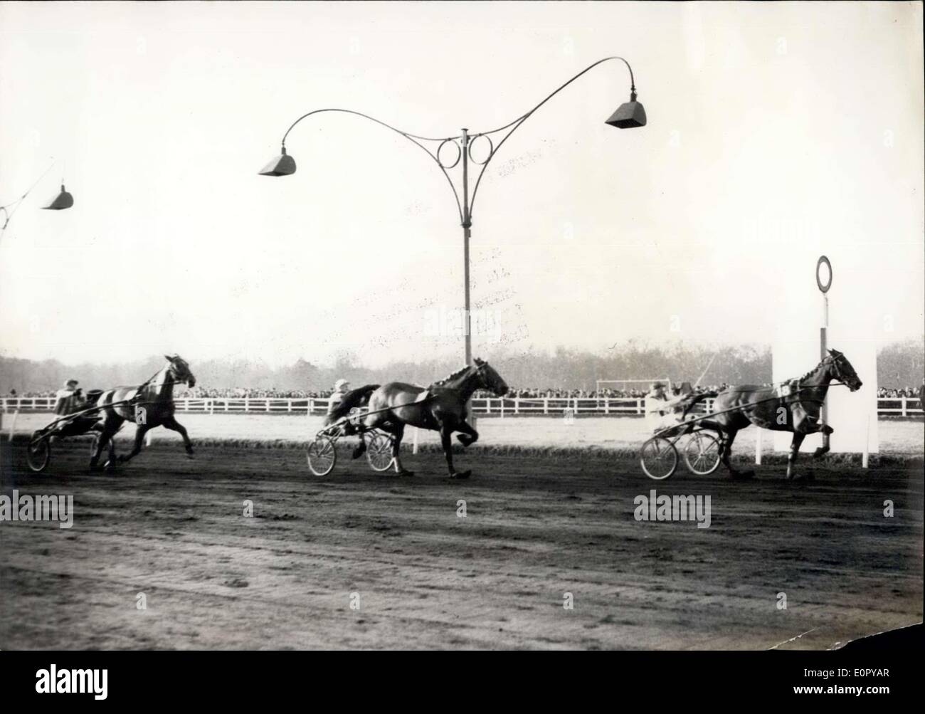 27. Juni 1957 - Gelinotte - '' The Filly of the Century"gewinnt Prix D' Amerique: Theprix D'Amerique, die wichtigste internationale Trabrennen Veranstaltung fand in Vincennes, Paris, heute. Foto zeigt Gelinotte auf der Ziellinie, gefolgt von Hatik und Heli Volo. Stockfoto