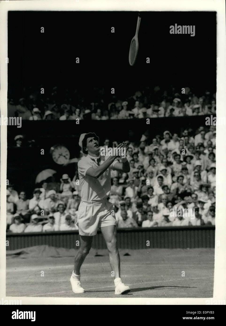 29. Juni 1957 - Wimbledon Championships Sechster Tag Fraser wirft seinen Schläger: Foto zeigt Neal Fraser von Australien wirft seine Stockfoto