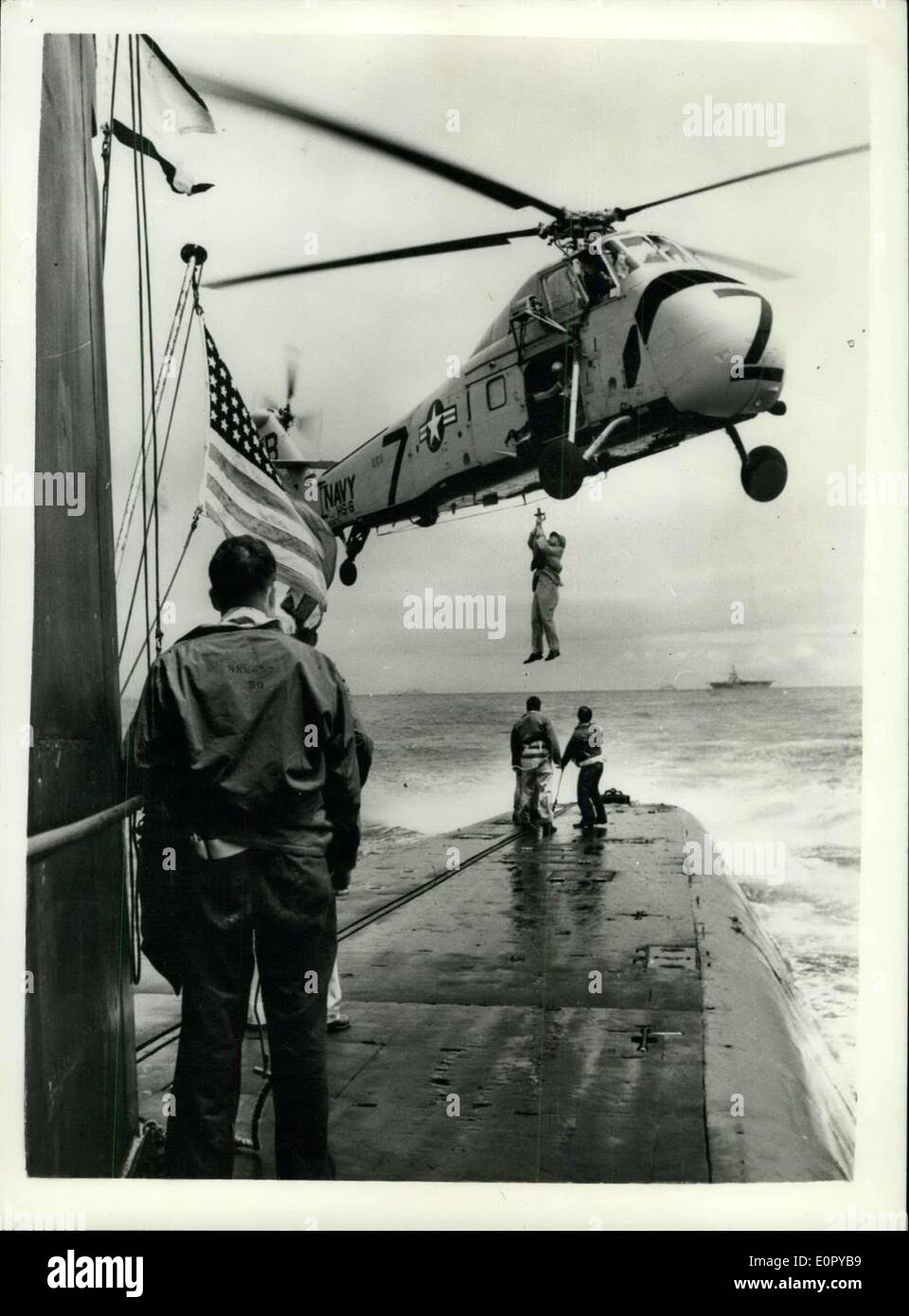 1. Juli 1957 - Tropfen-in The Admiral... Boards-United States nukleare u-Boot "Nautilus '' - am Meer.: ein Weg, um an Bord eines u-Boot auf hoher See zeigt Konteradmiral Elton W. Grenfell, Commander Submarine Force Pazifikflotte, da er auf das nukleare u-Boot"Nautilus hinab"auf dem Meer vor der Westküste. Admiral Grenfell besucht die Nautilus, während es an Übungen mit der Flotte beteiligt war. Er flog aus der Flugzeugträger Princeton (Hintergrund) per Hubschrauber auf das u-Boot an Bord, das reiste er nach Jazzspezialisten. Stockfoto